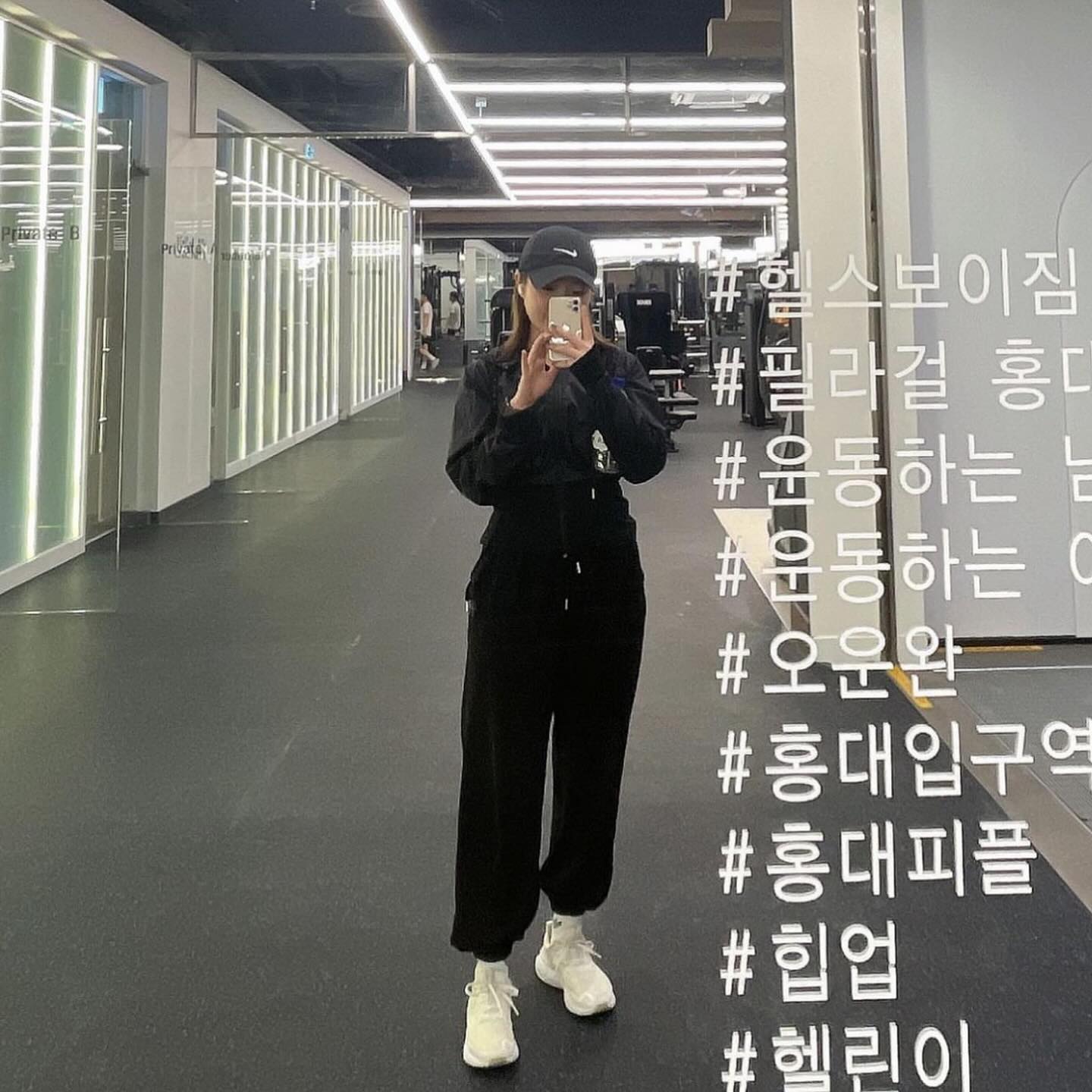 올한해 #까마귀룩 모음집☘️

전 운동을 할때, 봉사를 할때, 일을 할때도 늘 검정옷을 입는데요.
검정룩을 그림자룩이라고 칭했지만
까마귀룩이라는 귀여운 명칭이 있다니!
인친님 hoda_00__ 님이 주최하신 #까마귀데이 최고👍☘️

일년동안 데일리룩을 기록한걸보니 저도 검정을 좋아하는 사람이더라구요🥺 

2023년도 마지막 퇴근하면서 모두가
“내년에 보자” 귀엽고 웃긴 인사를 하고 퇴근했어요.

“다음주 월요일은 2024년입니다. 2024년도엔 하고자 하는 일들 다 이뤄지셨으면 좋겠습니다.”
-아침출근길 2호선 기관사님이 해주신 말씀입니다.

서로 얼굴을 본적이 없지만, 말로써도 글로써도 서로에게 응원과 힘이 된다는게 너무나 뜻깊은 것 같아요. 

2023년도 제 데일리룩 봐주셔서 감사하고,소통해주신분들도 너무나 감사합니다!!! 내년 2024년도에도 잘 부탁드려요❣️