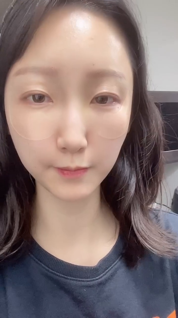#협찬#올리브영아이패치

#Snp 베스트셀러 #골드콜라겐 #아이패치  리뉴얼되어 업그레이드 되었어요
주름개선 미백 2중기능성 다크서클,기미완화 임상 완료
피부저자극테스트완료 민감피부도 안심하고 사용할수있어요

더욱얇아진 하이드로겔패치가 굴곡진 얼굴부위 어디에도 완벽하게 밀착해요
아침메이크업 전 붙이고 드라이하거나, 집안일도 가능해서 바쁜시간에도 유용해요
패치하나로 눈가,팔자주름,이마,미간 등 원하는 부위에 집중케어 가능해요

초저분자콜라겐
아이패치가 피부에 유효성분을 전달해 사용후 패치가 얇아진걸 눈으로 확인할수있어요

Snp 베스트셀러 골드콜라겐 퍼펙션 아이패치 12월 #올영세일 에서 할인중!

#올리브영#올리브영패치#올리브영추천#올리브영추천템#올리브영세일 #아이패치추천
#콜라겐아이패치 #탄력패치 #다크서클 #주름개선 #주름관리 #팔자주름 #눈가주름 
#눈밑주름 #기미잡티 #주름패치#슬로에이징 #콜라겐패치 #안티에이징 #탄력케어
