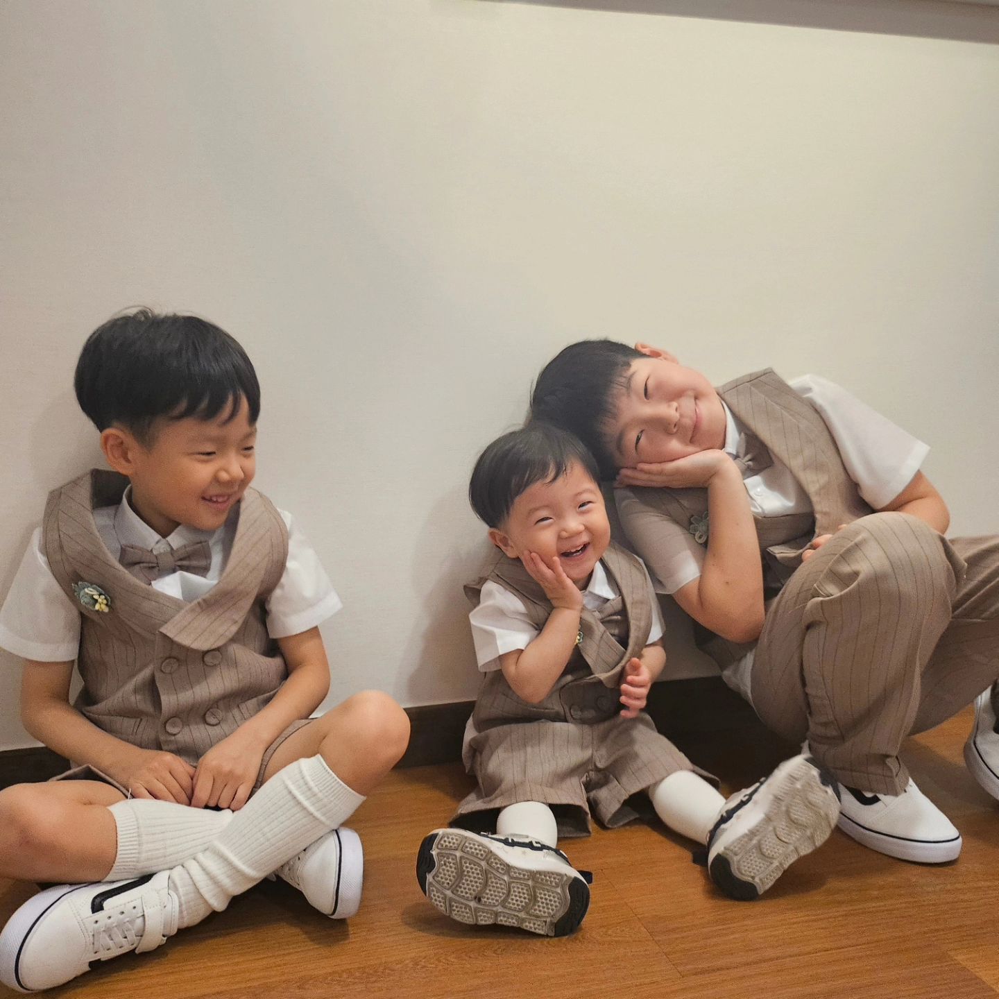 #삼촌결혼식

가족친지 사진찍을때 
하객들 웅성거리는거 다들었어~
그래! 나 아들셋이다 왜?🫠