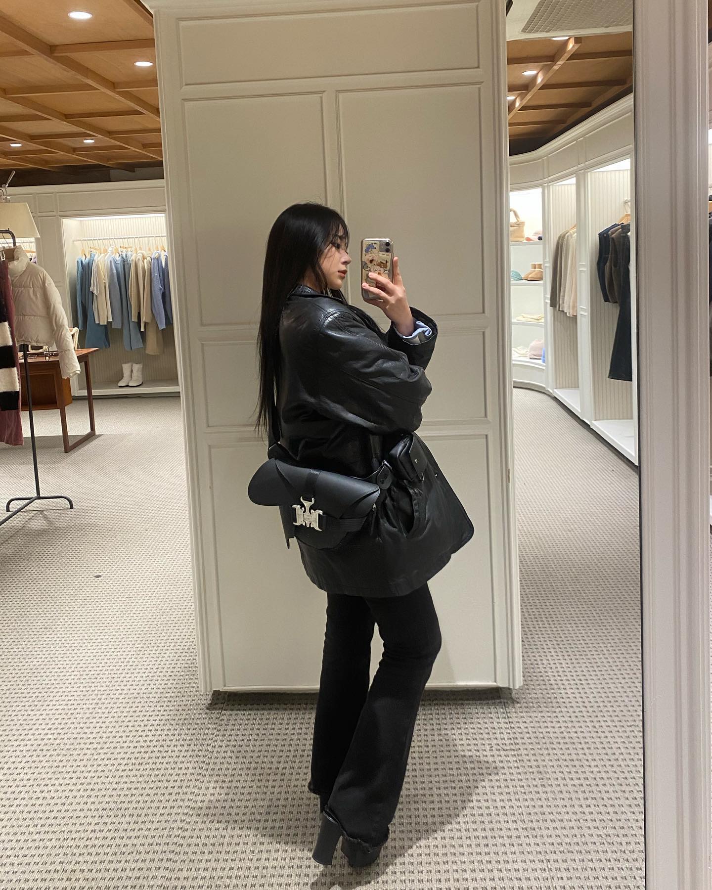 칭찬 엄청 받은 코디
가방이 다했다🩷
.
.
.
.
.
.
.
.
.
.
.
.
.
.
.
#하이틴 #이우가마카라스 #iugamakaras #mz #y2k #ootd #오늘의코디 #bape #데이트코스 #요즘코디 #하이틴룩 #istp #룩북 #커플사진 #헤어모델 #카페추천 #좋반 #좋아요반사 #좋아요그램 #맞팔 #선팔맞 #인친환영 #instalike #likesforlike #likeforlikealways #followforfollowback #followtrain #korea #model