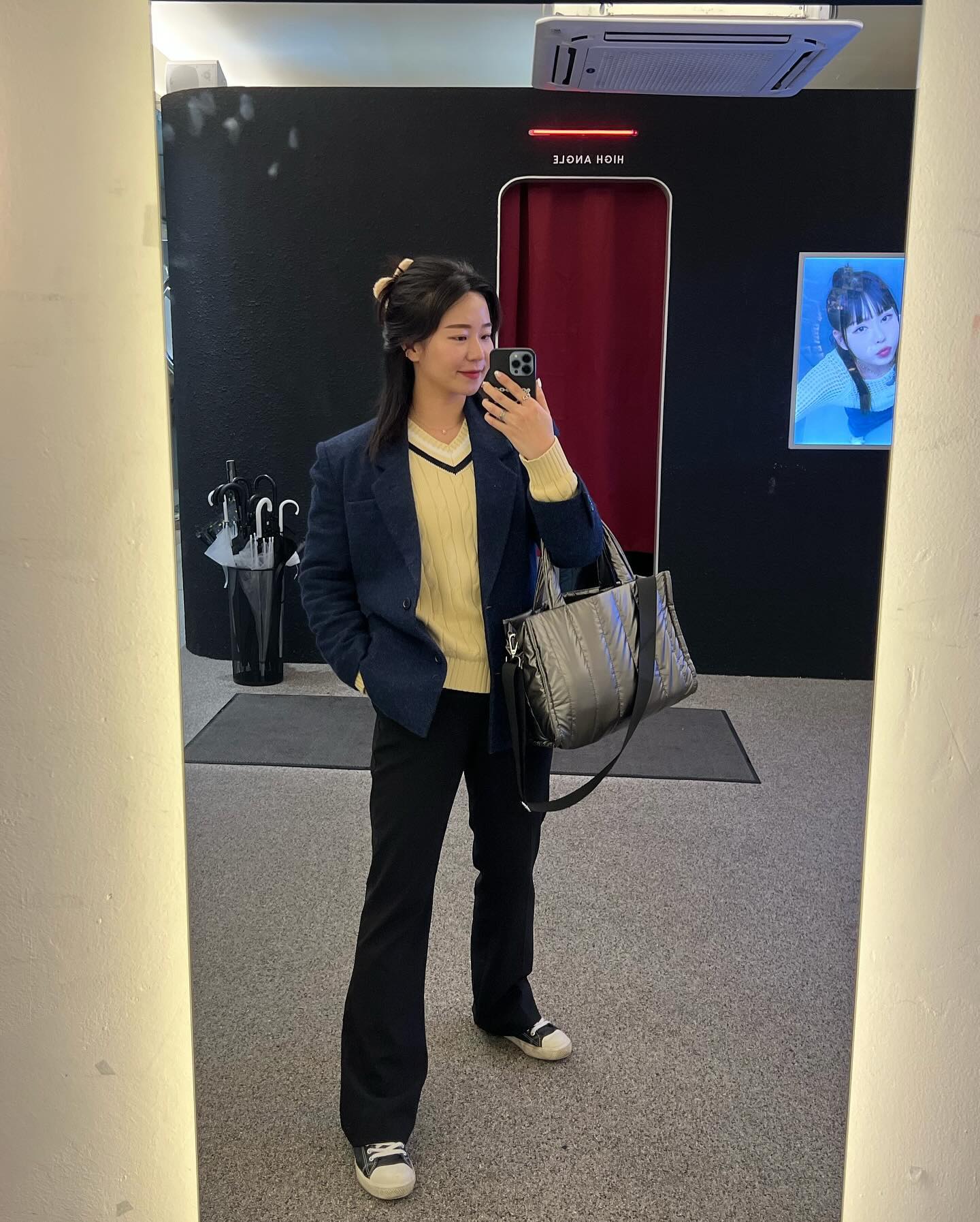 오늘의 우행시 🫢🫶🏻

등산 가려고 했지만 비와서 올라가지도 못하고 ㅎ
그덕에 FP네명이서 우행시 ~! 🫣💓
등산가쟤놓고 비오는거 아무것도 안찾아 본 사람들 🤣

그래도 행복하면 됐다 🌸

오랜만에 건대입구 젊은이들 따라가기 힘드네…
ㅋㅋㅋㅋ 하이앵글 이러케 찍는거 아닌거같은뒙