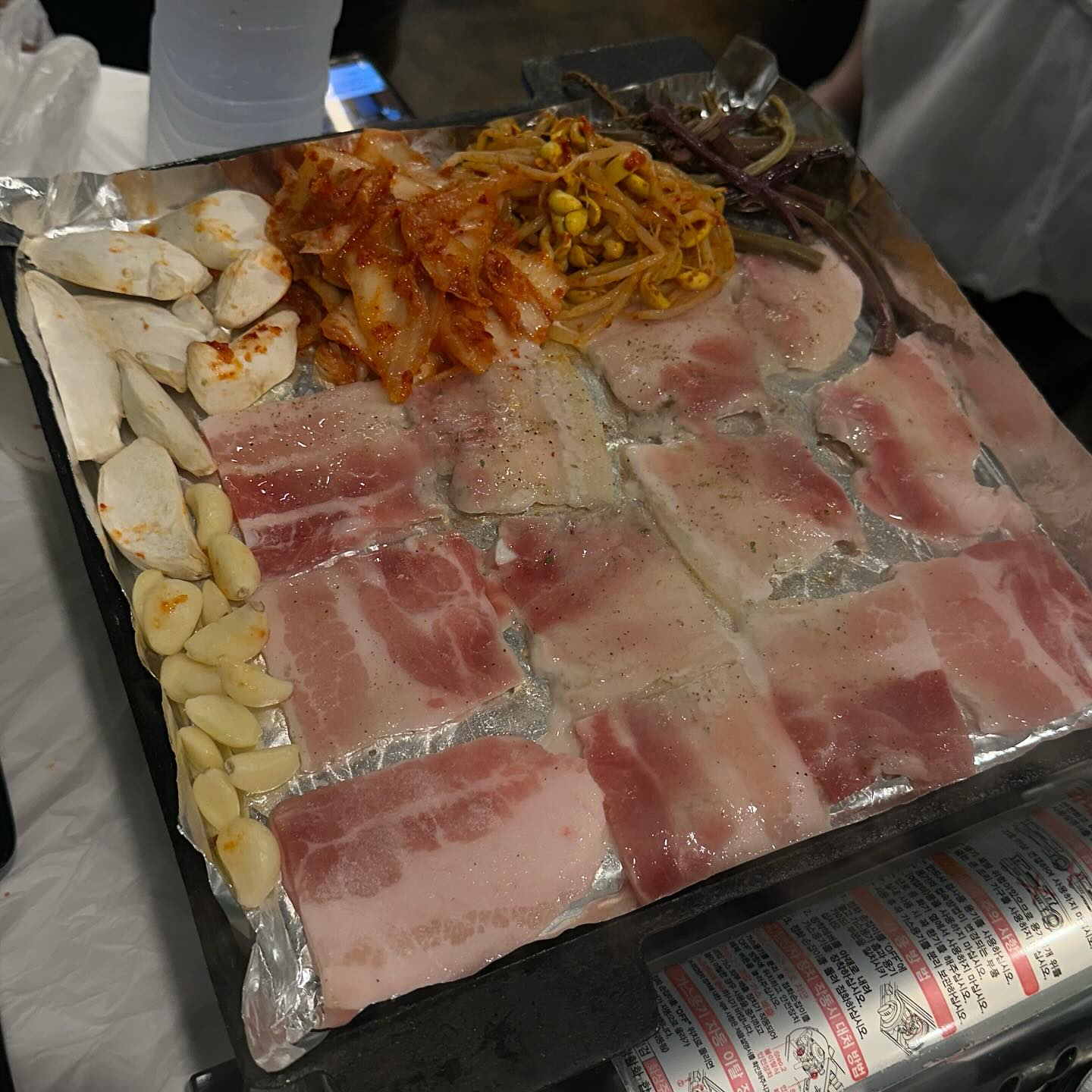 부천시청역 현백 뒤 맛집 추천🤤🍚

부천냉삼 맛집인 ‘운자네 냉삼’

📌냉동삼겹살 (5,500원)
기본적으로 간이 되어서 나오지만 후추도 따로 가져다주신다!
냉삼을 좋아하는 이유 중 하나는 빨리 구워져서 먹을 수 있기때문!
입안에서 살살 녹는다 이때, 고사리 콩나물 김치랑 함께 먹으면최고!

📌우삼겹(6,500원)
제가 냉삼보다 좋아하는건 우삼겹인데요!
진짜 입안에서 살살 녹고 상추겉저리랑 함께 소스랑 찍어먹으면
바로 천국갑니다ㅠㅠㅠㅠ 넘모 맛있자나!!!!!!!

📌차돌박이(8,000원)
하 진짜 차돌박이 말해뭐해 가성비 갑인 차돌박이를 당장 시키세요! 냉삼->우삼겹->차돌박이 이순서대로 호로록 먹었는데 진짜 맛도리!! 부모님도 정말 맛있게 먹었고 굽느라 고생한 오빠도 맛있게 먹었다!

고기만 푸파하느라 볶음밥도 못먹고 냉면도 못먹었지만
다음에 또 와서 다 푸파해버릴려고 참았다….ㅎㅎㅎ

🧷이 집 소주,맥주가 3000원이다!!!!!!!!(애주가들 컴온)

부천현백맛집, 부천시청 맛집을 찾는다면 운자네 냉삼으로 가세요!! 가성비 갑 냉삼 최고입니다ㅎㅎ

#부천맛집 #부천냉삼맛집 #부천시청맛집 #부천시청역맛집 #부천시청냉삼맛집 #부천시청냉삼 #냉삼맛집 #부천 #협찬 #리뷰노트