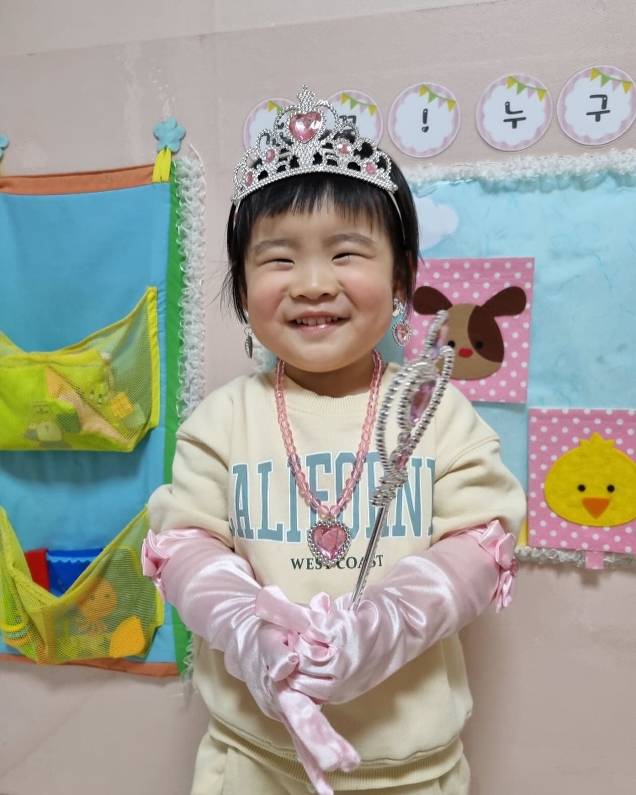 /

물결이의 슬기로운 어린이집 생활👍🏻✨
육아휴직 후 복직하면서 10개월부터 어린이집을 다니기 시작했는데 한번도 어린이집 안가겠다고 떼써본 적 없는 우리 물끼리〰️🩵

인생 30개월차에 거친 어린이집만 총 3군데이지만 적응기간 그게 뭐죠,,? 
세상 집순이에 낯가림 심한 대문자 I같다가도 기본적으로 사람한테 관심많고 정 잘주며 어린이집 가는거 좋아하는거 보면 소문자 e정도는 되는 것 같기도 하다

물결아, 넌 mbti가 어떻게 되니?
엄마는 #인프제 란다 ㅋㅋㅋㅋㅋㅋㅋ