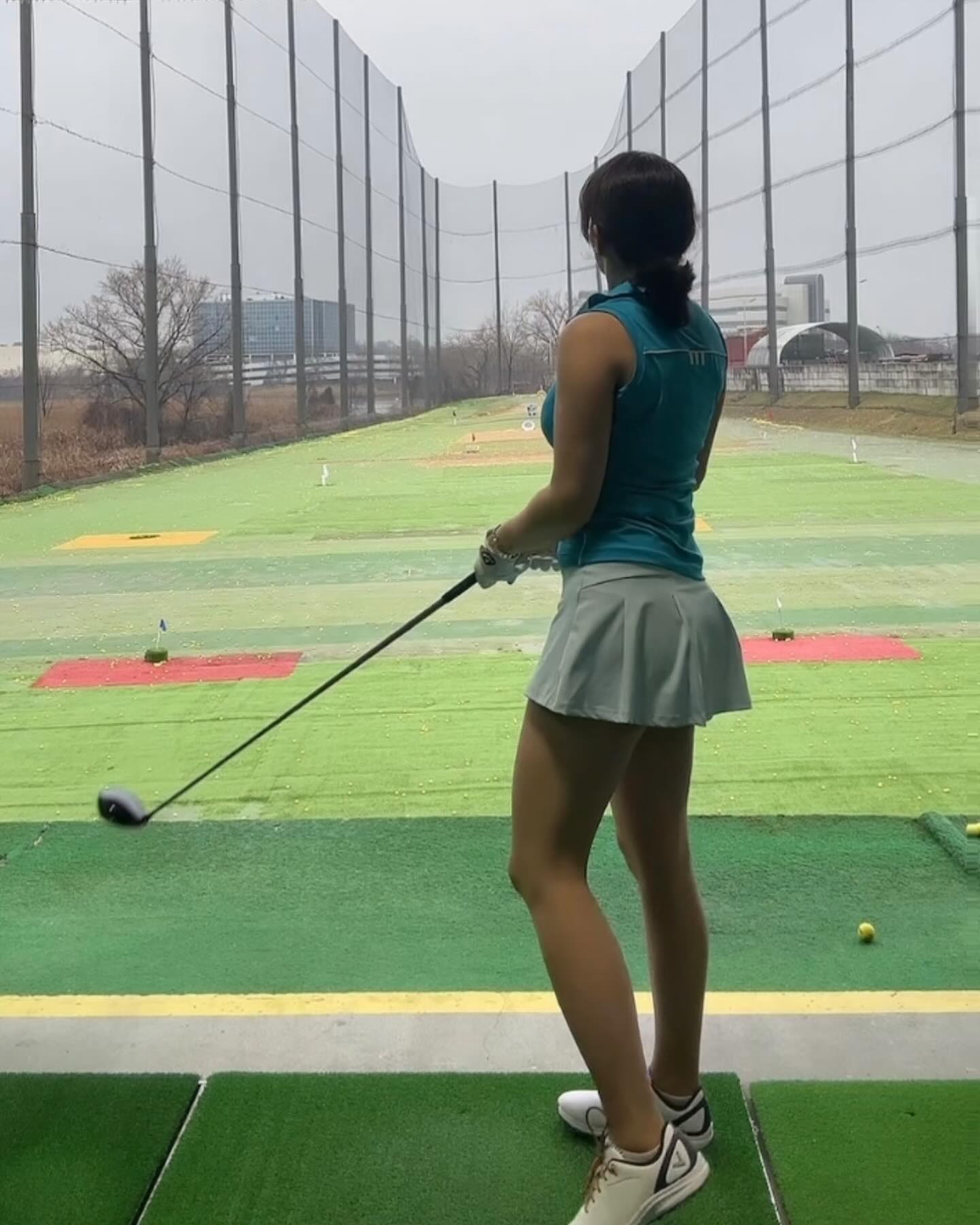 🏌️‍♀️Out here showing the boys how it’s done, one putt at a time ⛳️
.
.
.
.
#golf #girlswhogolf #golfswing #drivingrange #newyorkgolf #womenwhogolf #golfswing #golfskirt #골프 #골프스타그램 #골프패션 #골프스윙 #골프웨어 #골프연습장 #미국골프 #golflife #golfclub