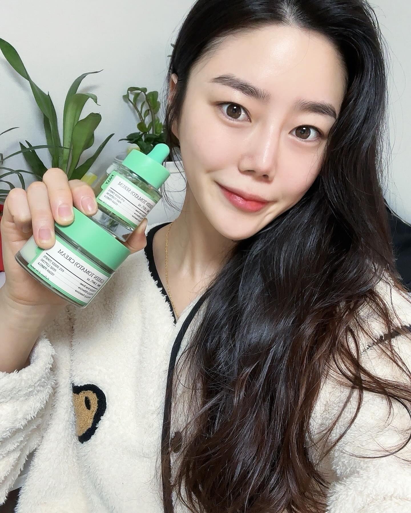 #협찬
모공관리 올케어 가능한 풀리 그린 토마토 패키지:)

겨울인지라 건조함, 피부 푸석함 때문에 보습에 신경을 쓰는 요즘 ㅠㅠ

풀리 그린 토마토 패키지로 관리하고 있어요:)
팩 클렌저로 노폐물 제거 후 세럼으로 모공 타이트닝, 크림으로 모공 리프팅까지:)
텍스쳐 자체는 수분이 가득한 느낌이지만 흡수율이 좋아 끈적임 없는게 너무 좋구, 관리 하고 나면 피부가 매끈하고 보드라운 느낌 낭낭해서 강추해용. 

#풀리 #기초는풀리 #모공은풀리 #풀리그린토마토클레이팩클렌저 #풀리그린토마토세럼 #풀리그린토마토크림 #풀리클렌저 #풀리세럼 #풀리크림 #그린토마토 #풀리모공팩 #풀리그린토마토팩 #기초추천템