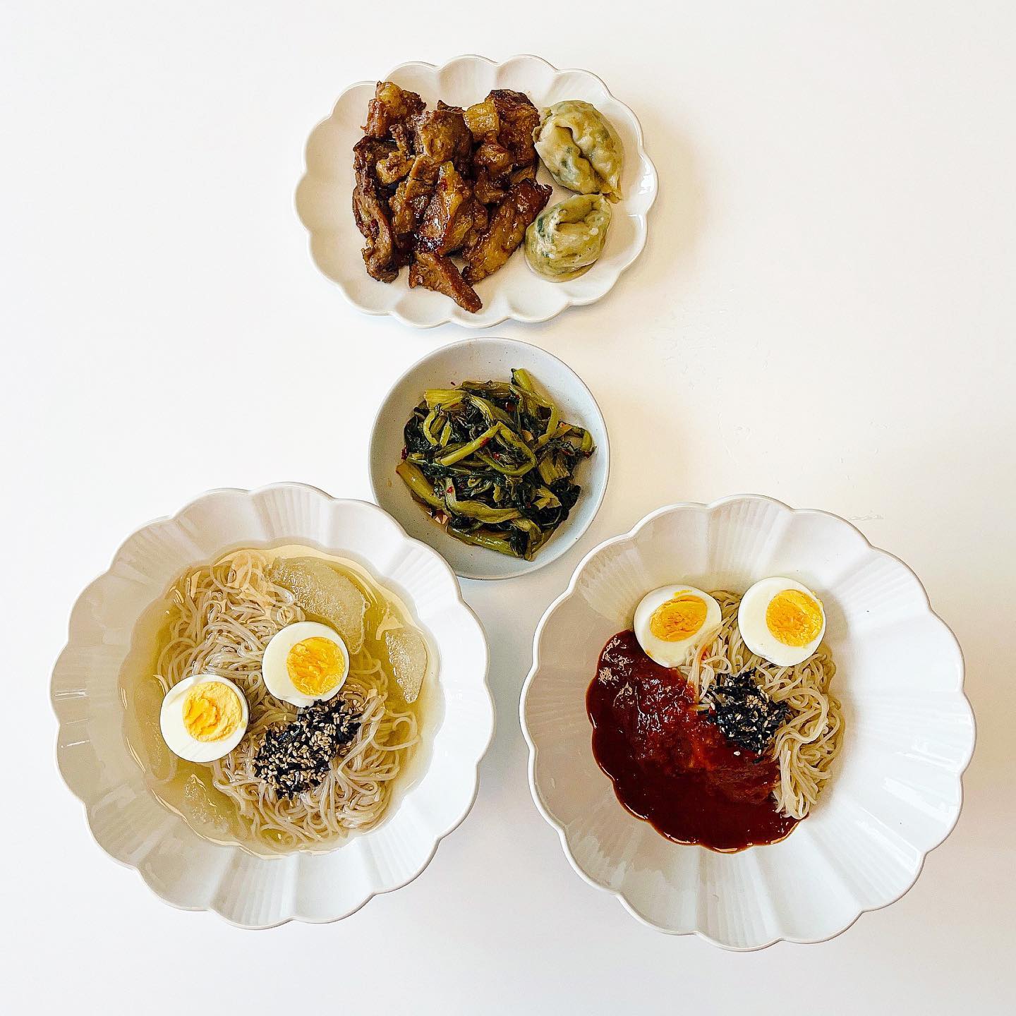 오늘 저녁🍴

➜ 냉면🫶🏻

물냉 비냉 💗
오늘은 간단히 냉면 먹었어욤 🤭
예랑이는 물냉 저는 비냉 -!! 
사이드는 엄마 지인 찬스로 냉면집하시는 이모가 계셔서 주신 갈비 ^.^ !! 
냉면집 갈비가 너무 맛이짜나요
그거 굽굽 👍🏻 하고 고기만두 두개 쪄서 
후루룩 했어욤 오이가 없어서 ㅠㅠ
열무김치 꺼내서 같이 먹었어요 ! 
구래도 시원하구 맛있게 잘먹었답니당 ☺️

#먹팔 #오늘저녁 #냉면 #물냉면 #비냉 #오늘뭐먹지 #맞팔 #소통 #댓글 #홈쿡 #일상 #맛스타그램 #요린이 #신혼부부 #오늘의메뉴 #오늘의집밥 #집밥기록 #집밥 #좋아요반사 #좋테 #먹부림