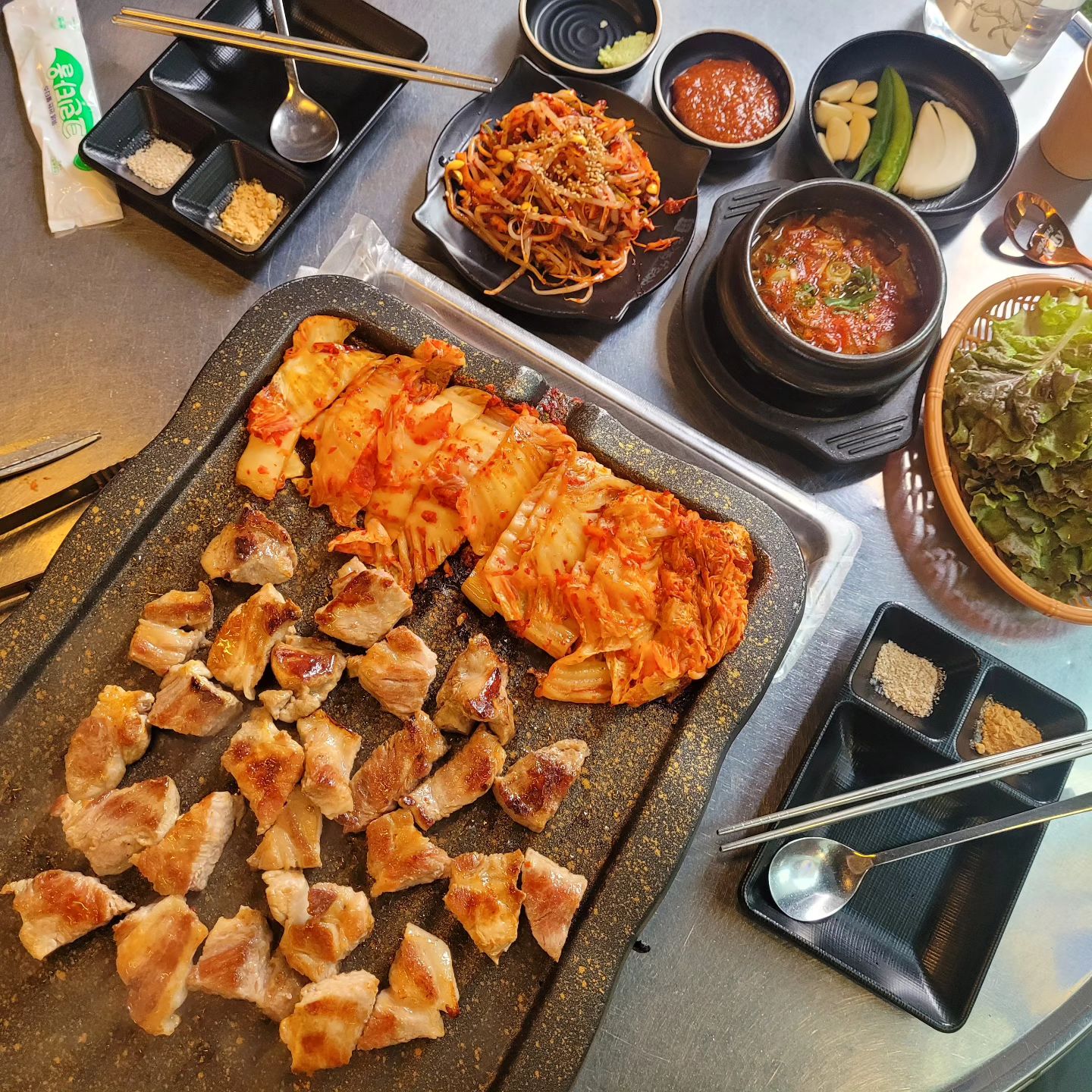 #협찬

가을바람 선선한 저녁 시간에 꼬기 먹으러 마곡 신김치생도야지에 다녀왔어요. 🍖🔥

두툼한 목살 특유의 쫄깃함과 부드러움! 불판에 신김치와 함께 노릇하게 구워주셔서 편하게 먹을 수 있었어요. 고기만 먹어도 맛있는데, 잘 익은 신김치와 함께 싸 먹으면 최고의 조합! 🥢 함께 나오는 콩나물무침도 간이 딱 적당하고 아삭해서 좋았고, 기본 된장찌개도 칼칼해서 완전 밥도둑이더라구요.

야외 테이블 또한 넉넉하게 준비되어 있어서, 선선한 가을 바람 맞으며 분위기 있게 고기를 즐길 수 있어요.🍂🍃 
밖에서 먹는 고기가 더 맛있는 거 아시죠? 바람 살랑살랑 불어오니 고기 맛이 더 살아나는 느낌이에요.😍

마곡, 발산 근처에서 회식이나 모임하기에 좋은 삼겹살 맛집을 찾고 계시다면 신김치생도야지를 추천합니다💕

목살 180g _16.0

#마곡맛집#마곡삼겹살#서울삼겹살#서울맛집#발산맛집#발산삼겹살#마곡역맛집#발산역맛집#마곡나루맛집#마곡나루삼겹살#JMT#삼겹살#마곡고기집#마곡고깃집#발산고기집#발산고깃집#신김치생도야지