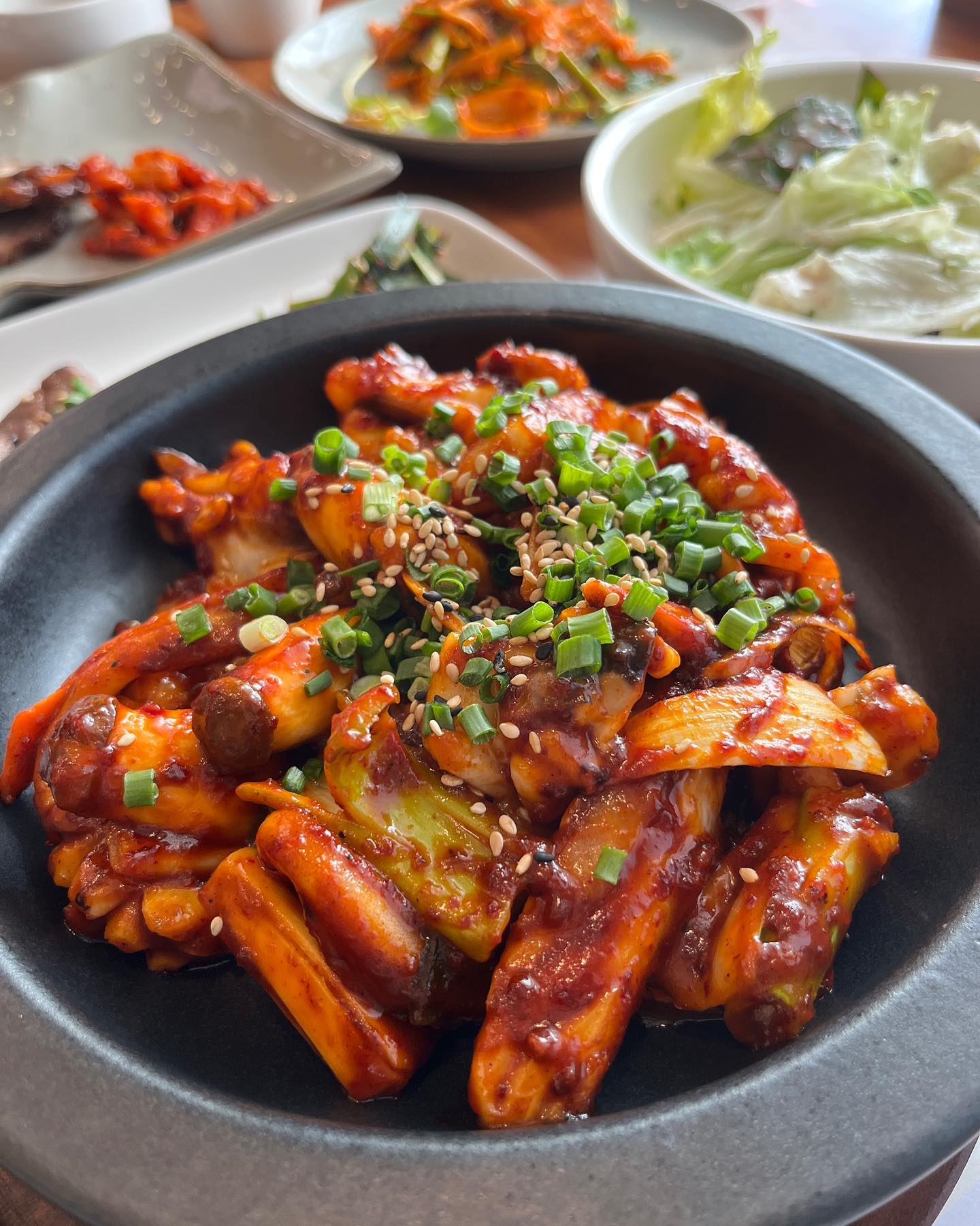 #협찬 따뜻한 해가 비추는 창가에 앉아 먹었던 한정식🍚

굉장히 부드러운 갑오징어정식을 주문했더니 다양한 밑반찬이 나와서 깜짝 놀랐어요‼️

한방 보쌈, 잡채, 대구 강정, 갈비, 샐러드, 다양한 나물반찬까지 완벽 했던 한정식사계☺️

다음에 부모님이랑 할머니 모시고 방문하고 싶은 맛집 입니다👍👍

마지막에 숭늉에 오징어젓갈로 입가심 했더니 배가 빵빵~~~

푸짐하고 깔끔한 맛의 한정식집 찾으신다면 백운호수에 있는 한정식사계 가보세요~~~

#백운호수한정식사계 #백운호수맛집 #백운호수한정식 #의왕가성비맛집 #의왕상견례 #데이트 #한식