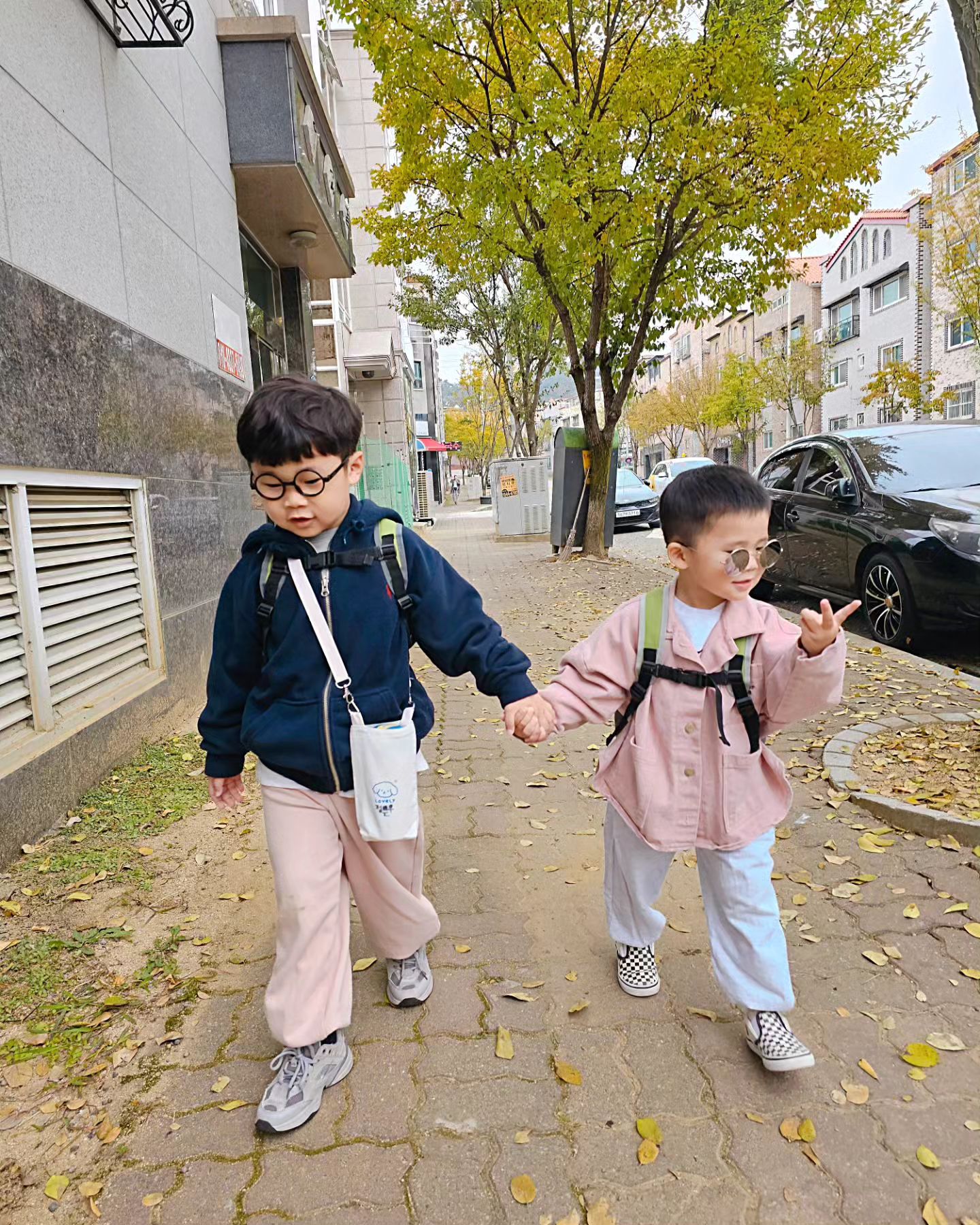 선그리는 또 어디서 찾아가지고,,
형은 안경 씌워주고 ㅋㅋㅋ🫠