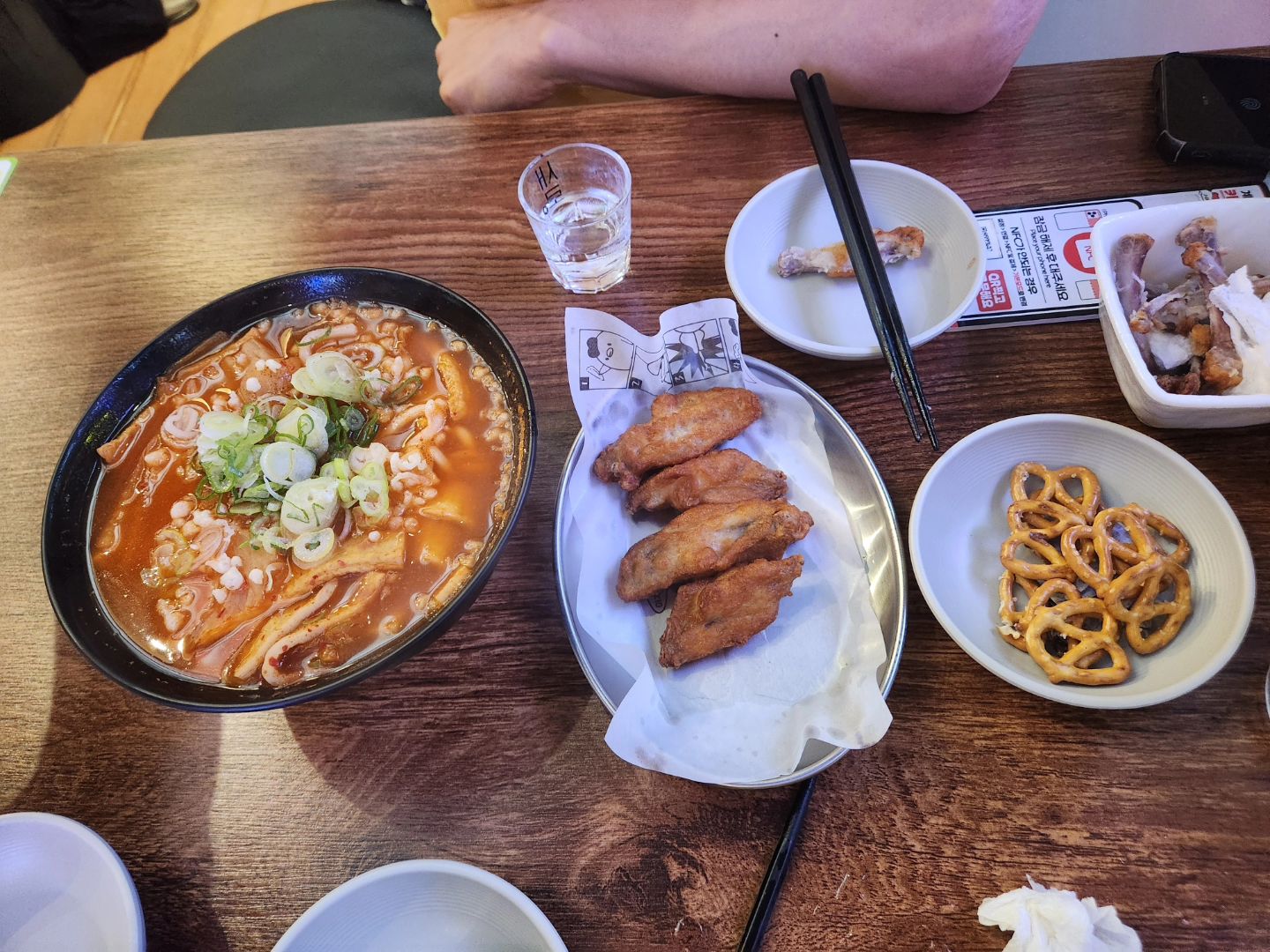 .
아들래미 파자마파티보내고
모처럼 둘이 한잔🍻