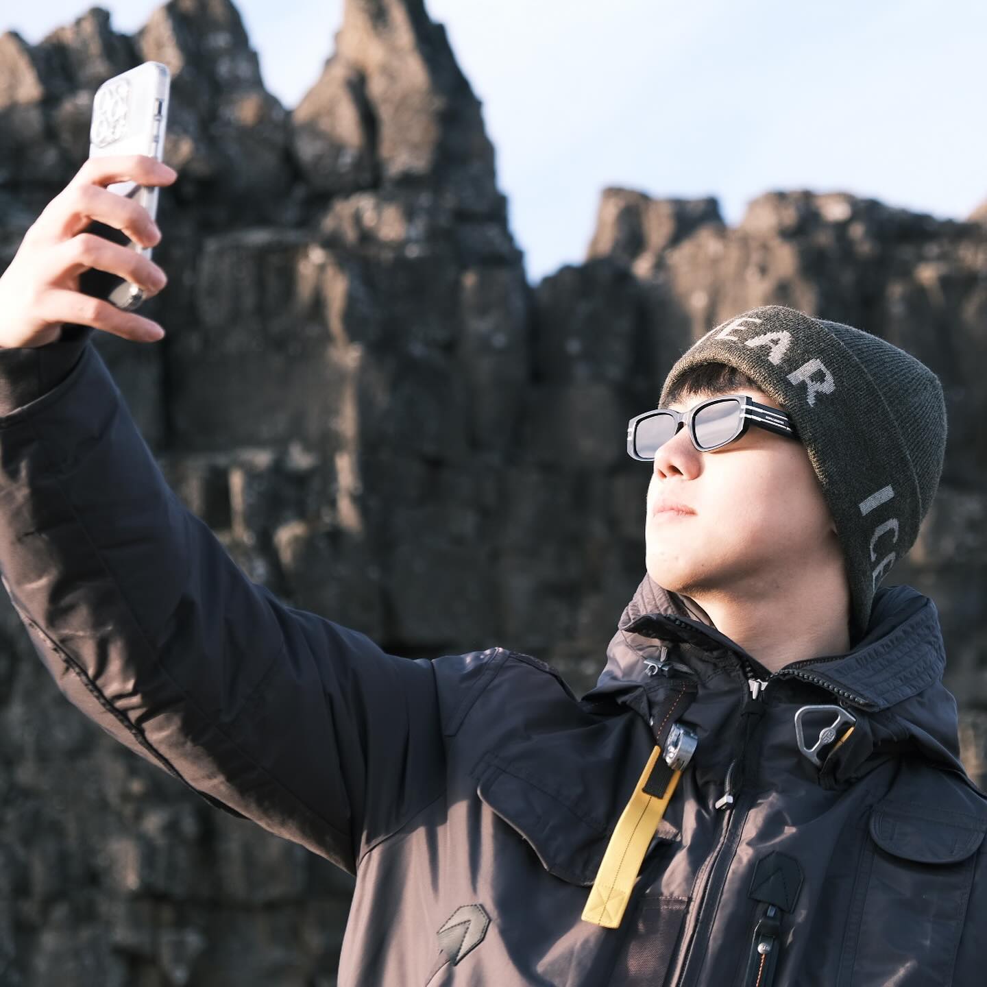 🗻아직은 보내주기 힘든 아이슬란드 한 조각 나누기🗻
❗️싱벨리어 국립공원 Thingvellir 
❗️굴포스 gullfoss
판과 판 사이에 만들어진 미로 같은 암벽
그림 속에 들어와 있는 것 같았던 폭포
그리고 그 사이에 옹기종기 모인 우리
주변 어디를 둘러봐도 각기 다른 매력을 보여주는 자연경관 잊지 못해..
누구보다도 고생한, 생에 첫 유럽 너무 좋은 기억으로 남겨준 수토니에게 압도적 감사를..😚
아이슬란드 투어는 #오다투어 odatour_insta 수블리투어 suvely07 와 함께⭐️
#아이슬란드여행 #아이슬란드투어 #아이슬란드패키지 #아이슬란드자유여행
