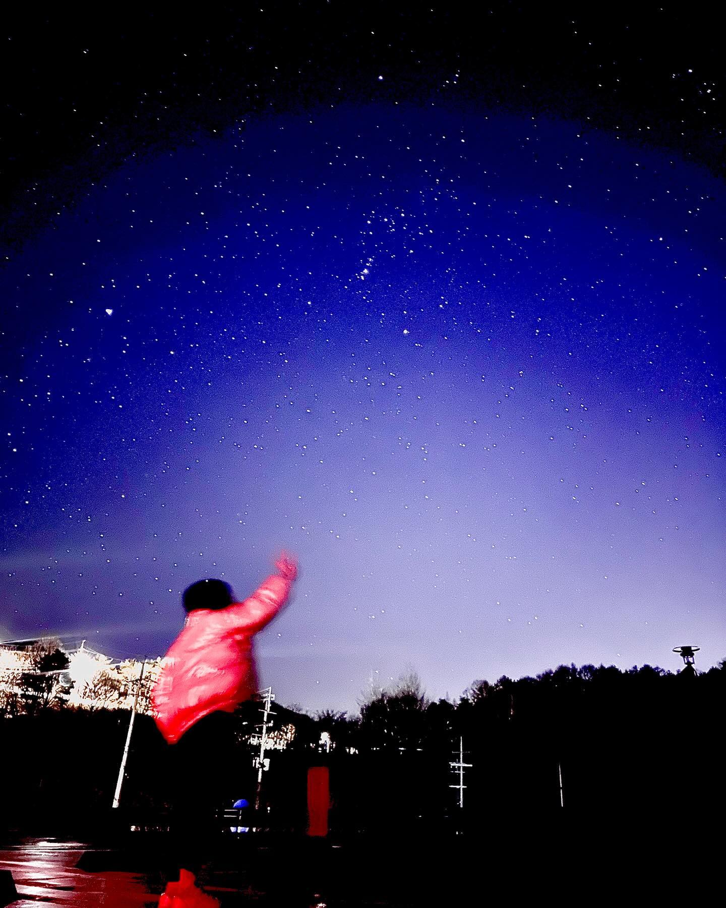 별보러⭐️

다음 날 학교, 유치원 안 가도 되서 좋은 점
마음껏 밤새도 된다!
아빠랑 별똥별 보러 출발!
엄마는 하영홍준 보고 있고 아빠는 하윤하린 데리고 별보러
피곤할텐데 대단하다 여보👍🏻
