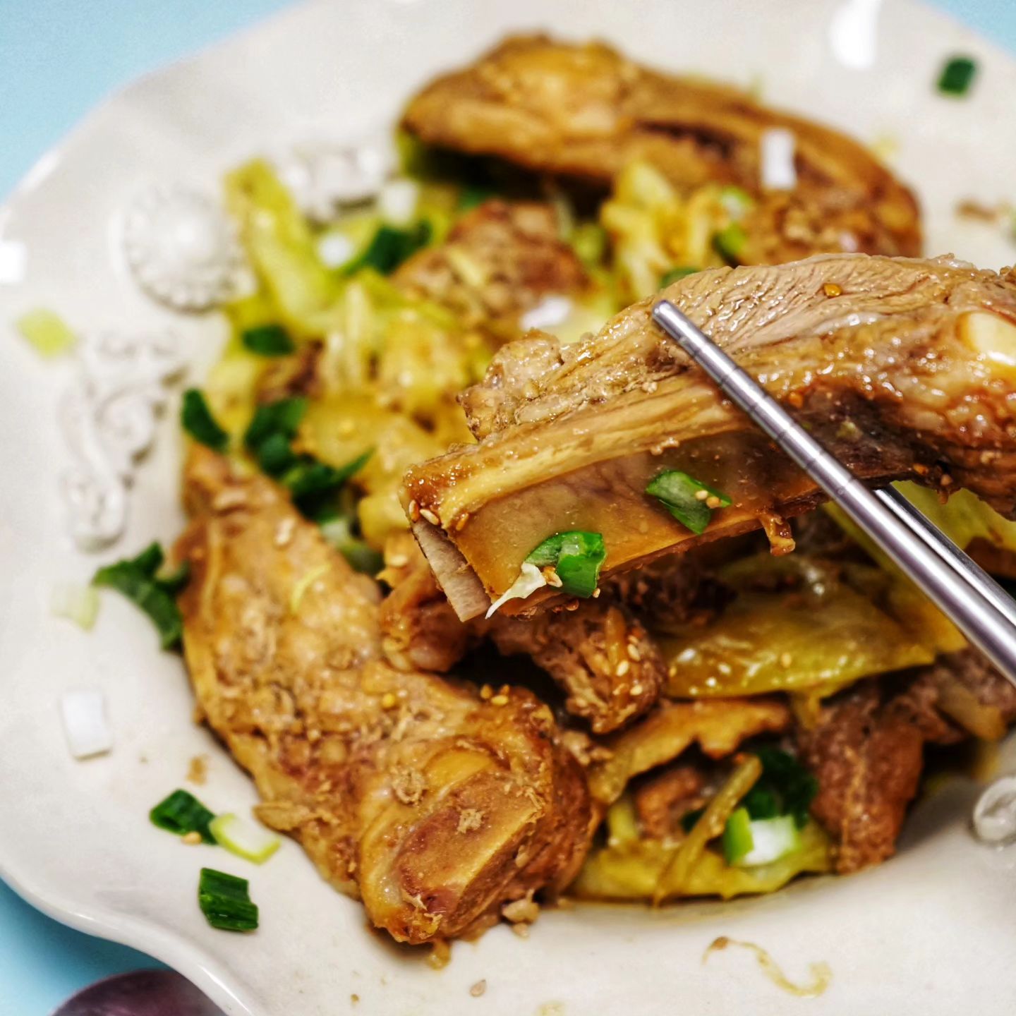 한땀 한땀 정성을 다해 만들어 
인위적이고 자극적인 단짠단짠 맛이 아닌
건강한 양념맛의 한땀갈비 먹어봤어요 😍

워낙 싱겁게 먹는 편이라 이것도 간간해서
양파랑 양배추 가득 함께 볶아서 넣었더니
달달구리하고 딱 좋으네요

HACCP 인증은 기본! 27가지 신선한 야채와
과일을 넣어 만든 비법 수제 양념갈비!

국내산 돼지갈비로 갈비찜 물갈비 등 간단하게
집에서나 캠핑요리로도 먹기 편하네요

#돼지갈비 #국내산돼지갈비 #돼지왕갈비 #양념돼지갈비 #수제양념갈비 #수제돼지갈비 #돼지갈비찜 #캠핑고기 #숯불갈비 #선물고기 hanttam_food