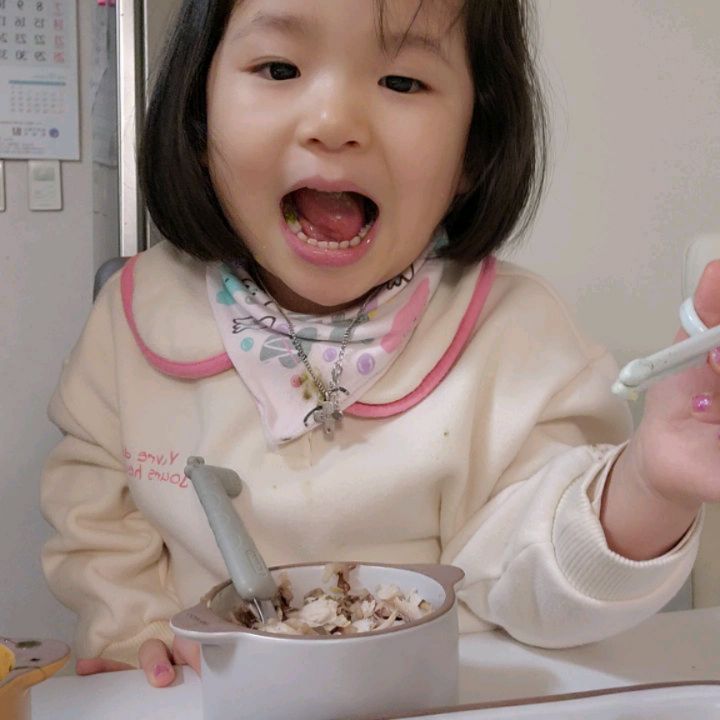 해조류 좋아하는 35개월따님!! 
이모네에서 직접 재배하고 손질하고 포장해서 판매중인 미역줄기와 곰피미역!!
이모 & 이모부의 마음을 아는지 미역줄기와 곰피미역 참 잘 먹네❤️
이 영상을 badapumeun.siktak 써니이모가 좋아합니다ㅋ
35개월아이도 좋아하는 해조류!!
믿고 먹는 바다품은식탁 강추!! 

#35개월딸 #아기먹방 #먹스타그램 #오늘은미역줄기 #애스타그램 #아이스타그램 #육아 #육아맘 #소통 #소통좋아요