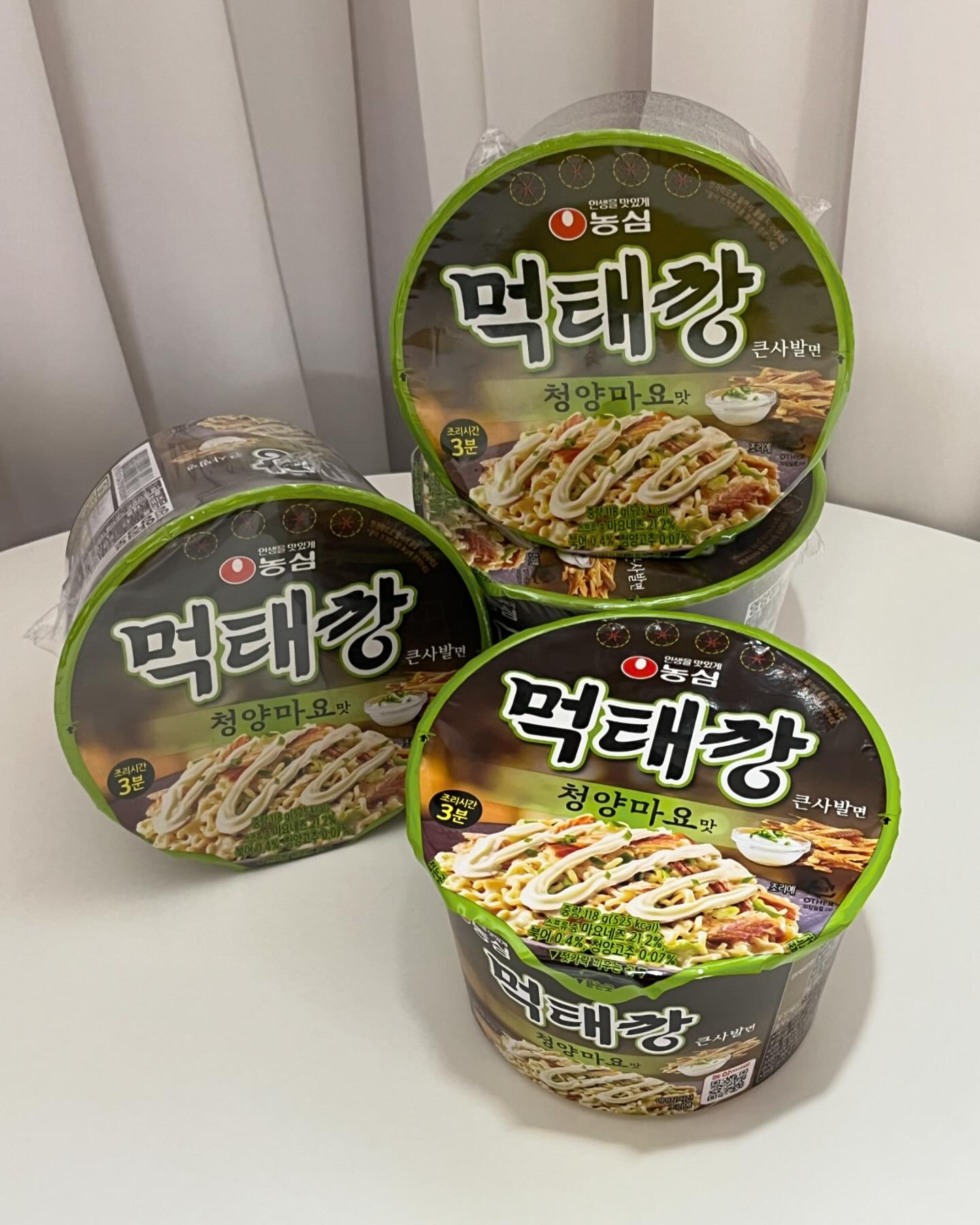 #광고 

마참내!!! 맛보게 된 먹태깡 큰사발면 청양마요맛을 만나보게 되었습니다! 

먹태깡의 원조 농심에서 나온 먹태깡 큰사발면은 먹태깡에 사용되는 복어 원료와 마요네즈 분말을 활용해 고소하고 부드러운 마요네즈 맛과 알싸한 청양고추의 비법소스가 어우러진 매콤 고소한 비빔라면이예요~

매콤하면서 부드럽고 맵짠맵짠한 매력이 있어서 자꾸자꾸 들어가는데요, 약간 크림 파스타에 청양고추 넣은 느낌? 혹은 야끼소바에 마요네즈를 더 넣었지만 느끼하지 않은 칼칼함이 팡팡 터지는 느낌?!!

개인적으로 맵기만 한 비빔라면 잘 못먹는데 먹태깡 큰사발은 고소한 풍미까지 있어 저같은 맵찔이도 금방 호로록 도전해볼 맛입니다! 

스트레스 받아 매콤한 볶음면이 땅길 때, 이색적인 술안주가 필요할 때, 먹태 원조 맛집 농심의 먹태 시리즈를 즐기고 싶을때 추천 팍팍 드려요!

📌지금!! CU, GS, 세븐일레븐에서 1+1 행사중입니다!

#농심 #먹태깡큰사발면 #먹태깡큰사발면청양마요맛 #먹태깡큰사발 #먹태깡라면 #먹태깡 #먹태맛집 #먹태