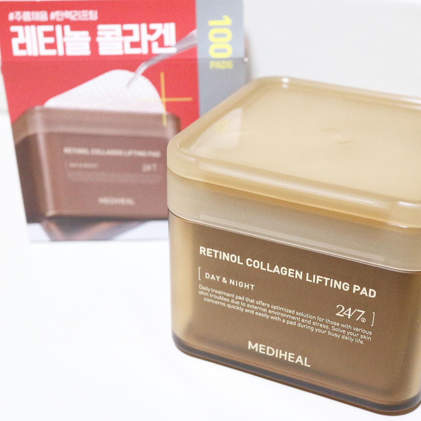 #광고 #15그램
#메디힐
mediheal_official
-
리프팅까지 한번에 케어할 수 있는
토너 패드 후기 들고 왔습니당😄
메디힐 #레티놀콜라겐탄력패드
사용이 간편해서 많이들 사용하고 있는
토너패드! 요즘엔 피부 고민에 따라
골라서 사용할 수 있어서 더욱 좋은 것 같아요!
-
#올영추천템 으로 유명한 메디힐 #레티놀패드
레티놀 콜라겐 탄력패드는 일명
거미줄 패드로 촘촘한 격자무늬와
쭉쭉 늘어나는 소재가 키포인트인 것 같아요
-
닦토, 토너팩으로 사용하기도 좋지만
쭉 늘어나는 소재로 구멍들이 수축하며
피부를 조여주고 당겨주는 역할을 해
리프팅과 탄력케어에 효과적이더라구요
-
✔️눈가와 팔자주름에 즉각 탄력 리프팅 임상완료
✔️움푹패인 팔자 눈가주름 채움효과 임상완료
✔️피부자극테스트 완료
✔️저자극 순도 99% 레티놀 성분과 300달톤 저분자 콜라겐 함유
-
많은 토너 패드들 중에 리프팅 탄력에
고민있으신 분들에게 #메디힐패드
꼭 추천드립니다🥰
-
-
-
#15그램뷰티 #15그래머
#올리브영추천템 #올리브영세일
#올영세일  #콜라겐패드 #네모패드