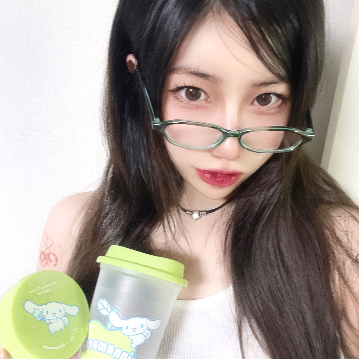 #협찬 #광고 ariul_official 7월 올영브영 pick!
전부터 잘 쓰고 있었던 아리얼 애플사이다 휘핑크림 클렌저가
시나모롤 콜드컵 기획 한정판으로..! 🍀🥹

식약처 인증받은 여드름 완화 기능성 제품으로
모공 특화 성분 ‘애플사이다 비니거’ 함유되어🍏
모공 속 노폐물 99% 세정해준답니다 !

게다가 3in1 멀티 클렌저로 2차 세안 필요 없이
수분+각질+모공 케어 동시에 가능해서
나같은 귀차니즘에게 딱..!👍🏻

📌7월 한 달간 올영픽 프로모션 진행!
온라인&오프라인에서 애플사이다 휘핑크림 클렌저
24,000원 -> 18,700원(22% OFF)

시나모롤 콜라보 콜드컵 실용성 좋구
한정판인데 무조건 사야지!😎

 #아리얼 #시나모롤 #콜라보 #모공관리 #애플사이다 #휘핑크림클렌저 #아리얼X시나모롤 #몽실휘핑폼 #올리브영추천템 #올영추천템 #콜드컵기획