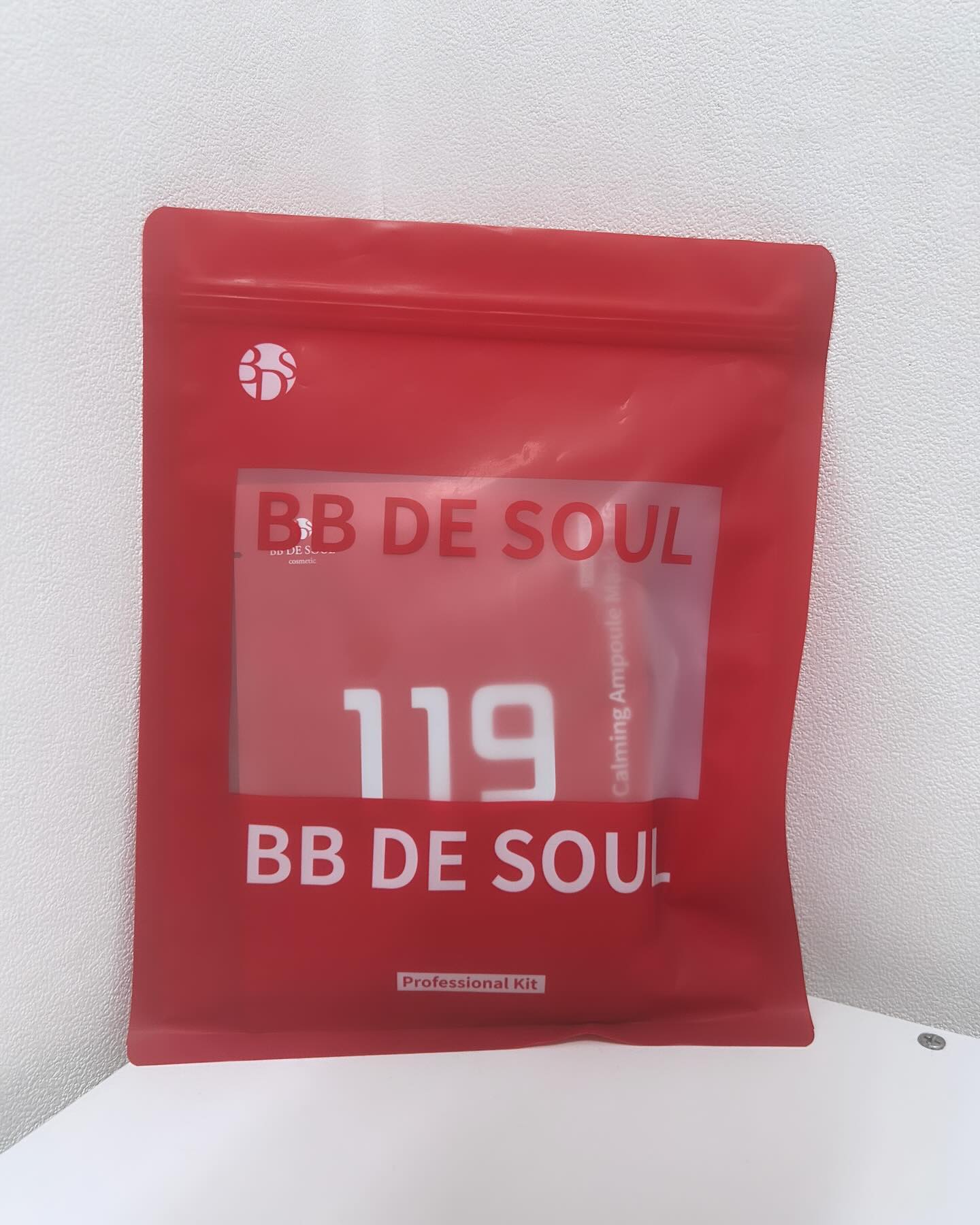 #협찬 bbdesoul_official  비비드쏘울

민감한 트러블 피부를 위한 
초밀착 SOS 응급진정케어 어떠시나요? 

✨ 제품명 : 
위치하젤 젠틀 카밍 앰플 마스크 119
Whitch Hazel Gentle Calming Ampoule Mask 119
( 본 상품은 에스테틱 전문가용 화장품입니다.) 

✨ 제품 링크 (쿠팡)
https://link.coupang.com/a/bkY8nc

✨ 사용하고 느낀점. 

위치하젤을 함유한 진정 마스크팩을 사용한 후, 
피부 상태 변화를 감지하고 체감함으로써 부드럽고 시원한 감촉이 전체적으로 퍼져나가는 걸 느낄 수 있었습니다.

피부가 숨을 쉬는 가벼운 실크 감촉 ‘큐프라시트’, 
순면 목화 100% 통기성 시트로 얼굴에 완벽하게 초밀착되어 편안한 착용감을 가지고 있었습니다. 

사용 후에는 피부의 탄력과 화사함이 느껴지면서
촉촉한 상태를 유지할 수 있었고, 트러블이나 홍조가 심한 부위에 적용했을 때는 염증이 감소하고 피부톤이 조금씩 개선되는 것을 느껴졌습니다.

트러블로 인해 피로하고 지칠 때, 마스크팩을 사용하여 진정효과를 체감했습니다. 
위치하젤의 항염과 모공 수렴 효과가 피부에 미치는 긍정적인 영향을 실제로 경험하며 만족스러운 결과를 얻을 수 있었습니다.

✨사용방법 소개
1. 세안 후 토너로 피부결을 정돈해 줍니다.
2. 마스크팩 파우치를 개봉하여 시트팩을 피부에 고르게 밀착 시켜줍니다.
3. 20~30분이 지난 후 얼굴에서 시트를 떼어냅니다.
4. 남은 에센스를 톡 톡 두들겨 피부에 흡수시켜 줍니다.
tip. 수면팩으로 사용해도 좋습니다

🔖 애드팩트리 광고회사의 체험단 선정되어서
비비드쏘울_업로드 가이드 따라 작성한 리뷰입니다. 

#비비드쏘울 #119마스크팩 #마스크팩 #일상 #데일리용
#뷰티스타그램 #피부관리 #트러블진정마스크팩 
#진정마스크팩 #여드름마스크팩 #청소년마스크팩 
#위치하젤마스크팩 #rjung #rjung체험단 #체험단
