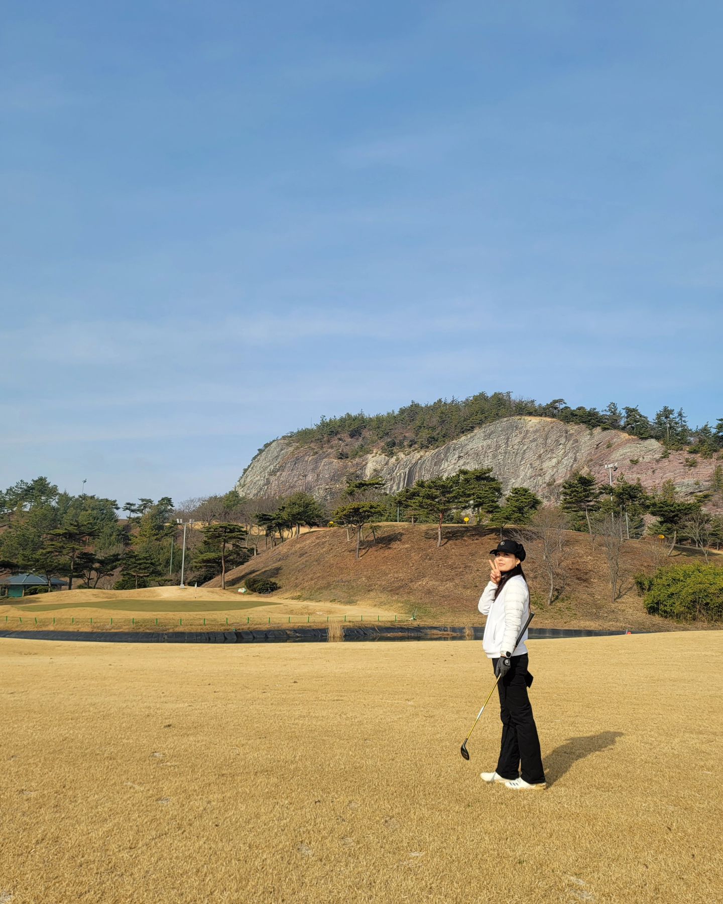 대부분 첫 티업이라
옷 입기 애매하네요

추위를 많이 타는 편이라
저번주까지는 기모 필수 착장이었는데
어제부터는 반팔ㅋ

이제 반팔 계속 입어도 되는건가..

#함평엘리체cc
#전반은눈못뜨는편
#아침잠많음
좀 잘맞을라하면 집에 갈때되는 ㅎ
#보이스캐디