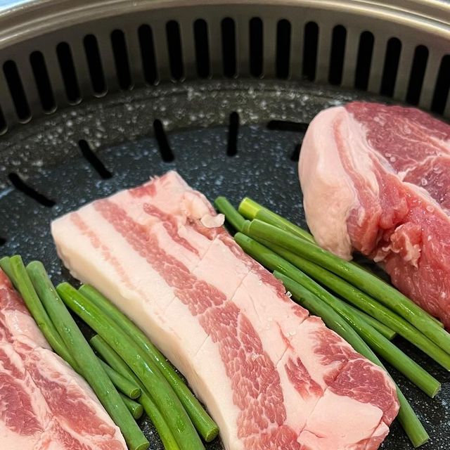 여니먹다 | 서울맛집 경기도맛집 | 전국맛집•카페탐방 on Instagram: "#광고 #숙달돼지_화성동탄점 마늘쫑과 삼겹살의 이색적인 조합 #동탄맛집 숙달돼지 화성동탄점이 새롭게 리뉴얼했다는