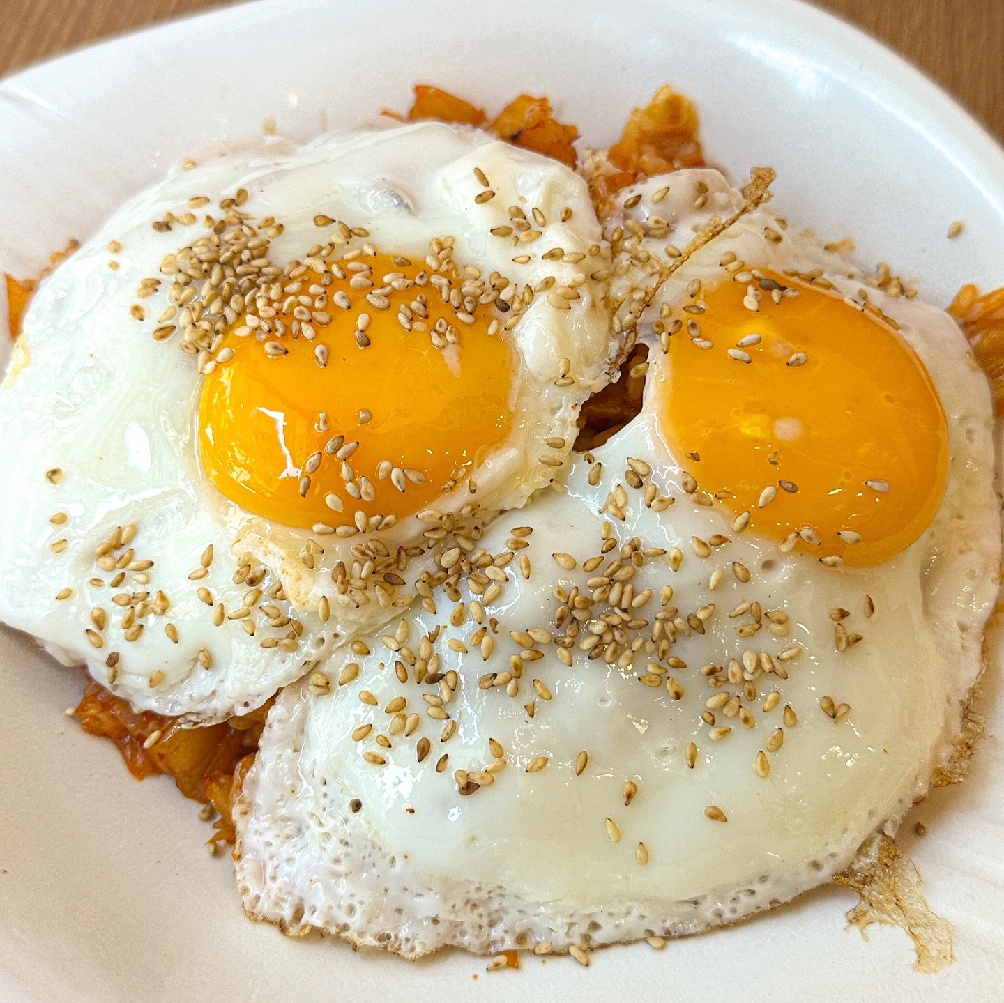 다 다른날의 김치볶음밥 🍳 문정 #미쓰달분식

김치볶음밥은 딱히 먹고 싶은 게 없을 때,
무난하게 먹기 좋은 점심메뉴!
원래 김치볶음밥 싫어했는데 요즘 자주 먹어서 신기 😅

개인적으로 김밥은 평범한 느낌이지만,
밥 종류인 비빔밥, 볶음밥은 재료도 맛도 푸짐해 맛있더라.
그리고 여기 분식집 특유의 국물이 존맛탱이야.

메뉴도 다양하고, 음식이 빨리 나와
단골들이 참~ 많고 직원분들도 무척 친절하심 😙
#문정맛집 #분식맛집 가게로 추천

📍미쓰달
서울 송파구 송파대로 201 A동 1층 133호

💳
치즈스팸 김치볶음밥 8,500
스팸 김치볶음밥 7,500