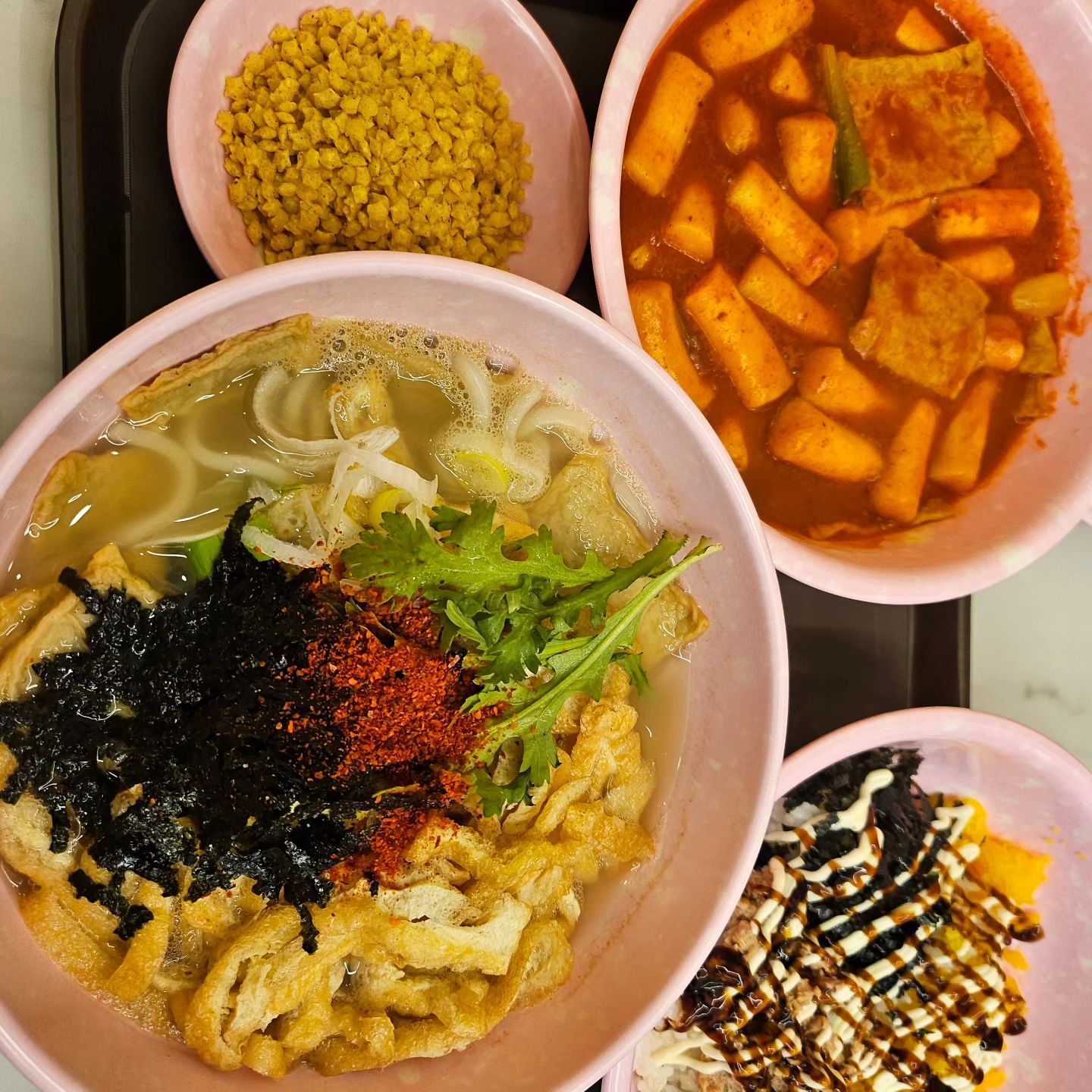 #협찬 

매일 새기름 60계 치킨에서 만든 분식 브랜드 '스텔라 떡볶이' 

매일 새기름 으로 튀겨내는 깨끗한 튀김

추운 겨울 생각나는 따끈한 국물과 쫄깃한 면, 떡에 바삭한 별튀김의 조합은 대 #존맛

나는 부먹파 따님은 찍먹파 취양대로 골라 먹는 재미가 가득

 5가지의 종류의 별튀김이 내 취양을 완전 저격!
(치즈별/어니언별/순수별/카레별/할라피뇨별)

식감은 바삭한 과자 먹는 느낌이라 더더 굿 👍 

이번엔 어니언 별 먹었는데 부먹 햇을때 찍먹 했을 때 다른 느낌으로 색다른 즐거움이 가득

우동도 양이 넉넉하고 깨끗한 튀김까지 먹으니 든든한 한끼 걱정 끝

고등학생 따님은 다음엔 치즈별을 먹어 보겟다며 미리 찜꽁♡

#스텔라우동 #스떡 #주현영떡볶이 #스텔라떡볶이우동 #남양주분식 #남양주떡볶이 #남양주우동 #남양주떡볶이맛집 #남양주분식맛집 #남양주우동맛집 #스텔라떡볶이어묵우동 #우동맛집 #스텔라떡볶이경기남양주화도점