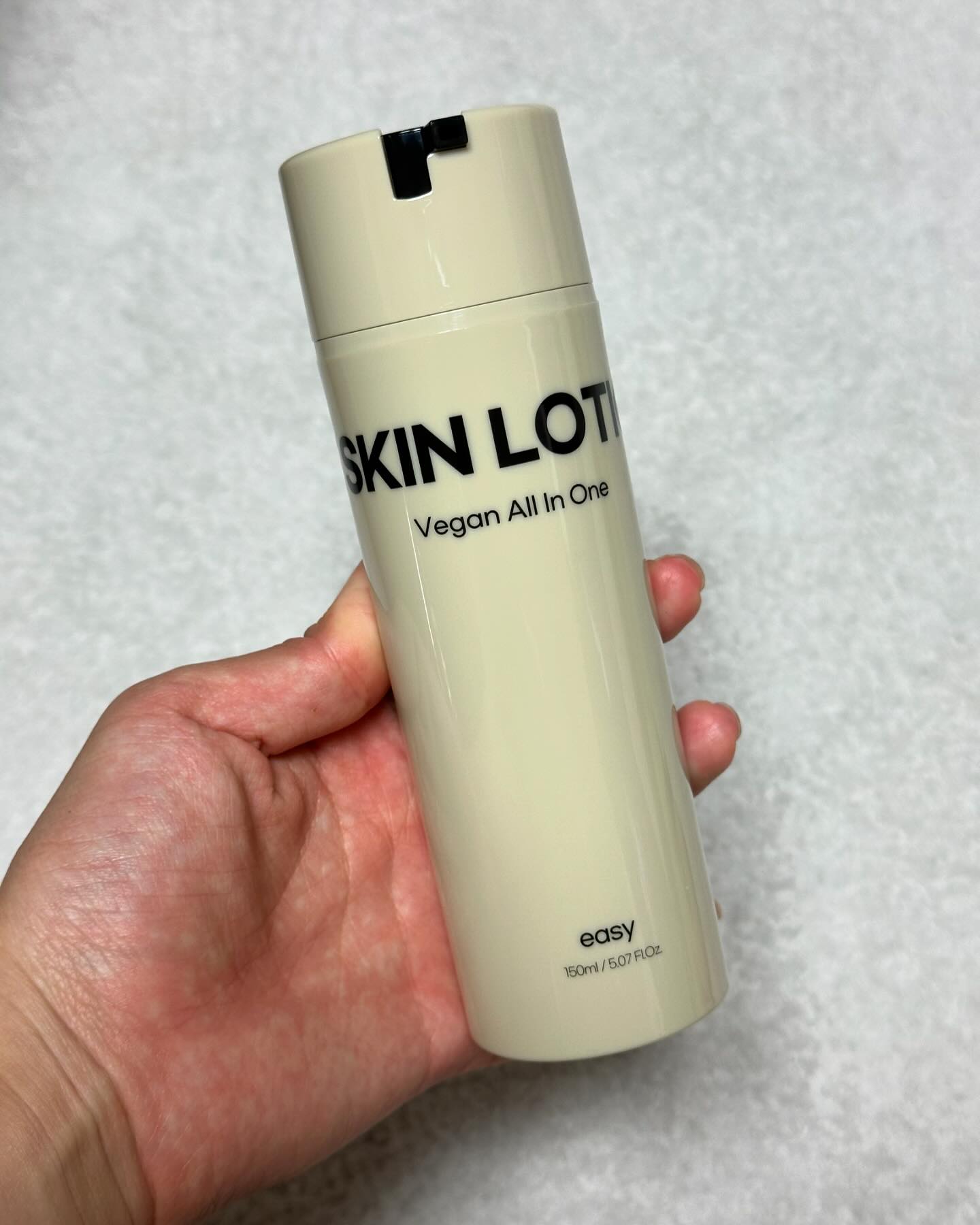 #협찬

✔️제품명: 이지 비건 올인원 스킨로션 
✔️용량: 150ML 
✔️링크: https://www.coupang.com/vp/products/8144875690?vendorItemId=90187901222&isAddedCart=

남편은 평소 스킨과 로션이 따로 구분되어 있는 제품을 사용하는걸 꺼려하는데요. 이지 비건 스킨로션은 ‘올인원’ 제품으로 한 번에 스킨과 로션을 해결할 수 있다는 점이 너무 좋았어요!

게다가 성분 자체도 피부에 좋은 병풀추출물 10,000ppm, 티트리잎추출물 30,000ppm, 히알루론산 10,000ppm, 나이아신아마이드 50,000ppm이 들어있어 피부 미백을 물론, 주름 개선에 도움을 주고 보습력까지 뛰어나더라구요💖

게다가 동물성 원료를 사용하지 않은 자연유래 프리미엄 비건 제품으로 더욱 더 믿고 사용할 수 있었지 뭐에요☺️

남편도 한 번에 바를 수 있고 사용 후 촉촉함도 오래 유지되어 너무 좋아하는 모습보니 앞으로도 이지 비건 올인원 제품으로 계속 이용할까봐요👍🏼

#모네브 #스킨 #로션 #올인원 #남자스킨로션#남자올인원 #향좋은 #향기좋은 #이지비건올인원 #이지비건올인원스킨로션