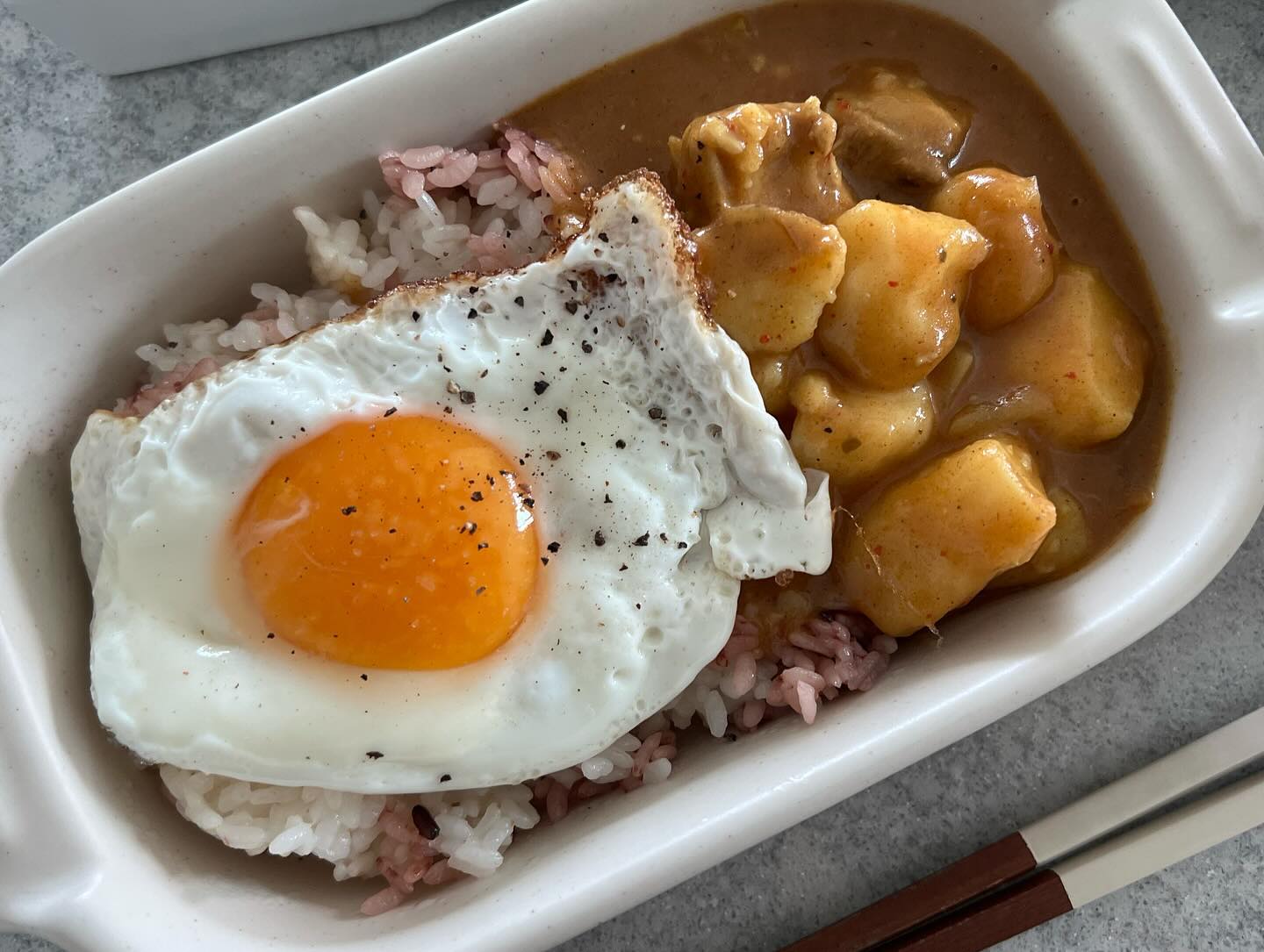 _
점심 메뉴는 #카레 와 #된장찌개
_
입맛이 없었지만 올드보이가 만든 된장찌개를 데우고 냄새를 맡는 순간 군침이 싹~ 노른자가 살아있는 #계란후라이 를 하고 명란김도 꺼내고 밥도둑 총출동했네. 이제 내 입맛을 넘 잘 알아서 카레와 된찌에 감자가 가득하고 매운맛으로 만드는 설셰프님. 가든이가 같이 먹지 못하는 게 아쉽다고 생각하며 된찌에 밥도 말았음 🐽
_
_
#화요일 #정주부 #집밥 #점심메뉴
#설셰프님_잘먹었습니다👨🏻‍🍳💛