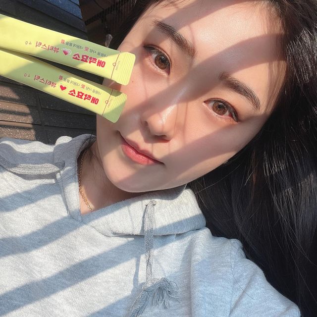 원주 연계소문 (#깜미) on Instagram: "#협찬

다들 연말 술자리에..회식에...
입이 쉴 틈이 없죠?...

입은 즐겁지만,,기름진 음식과 술로 인한 더부룩한 뱃속은 누가 지켜줄까요? 

그래서 효소 사랑꾼 👀🧡깜미가 
요즘 꾸준히 챙겨먹는 애착효소를 보여드릴려고 가져왔어요👀🫶🏻

요즘 같은 시기에
다이어트한다고 식사자리를 뺄 수 있나요?🥲뺄 수 없다면 즐겨라💙

가방에 애착효소 몇 포 챙겨다니면서
식사 자리 어디서든 음식 먹고 애착효소 챙겨 탁탁 털어먹고 물 한잔 마셔주면 끄으으으읕 간편하죠🍨🎂🍧🧁🍡🎂🍦🍭🍪🍿🍩🍫🍬🥃🍷🥂🍻🍹🍾🍺🍤🦪🍛🥟🍜내 몸은 내가 지켜야죠

애착 효소는
무려 자연 곡물 발효 효소이자🌾
역가 수치 또한 60만👀
월등히 높은 수치에 행복하게 
섭취하게 되네요🤍

처음 애착효소 만날땐 곡물로 만들어져있어 입 안에 들어가면 텁텁하진 않을까?🌿

걱정했는데 비릿만 제로인 상큼새콤한 레몬맛이라 입이 즐거운 시간✨💛 항상 더부룩해있던 속이 편안해지는 시간💛

효소 먹을때와 안먹을때의 차이는 먹어본 사람들만 안다는거😆빵 면 좋아하지만 속은 안따라준다면 필수템

#닥터로하스 #애착효소 #위라밸 #위라밸챌린지 #맛있는효소 #효소 #효소추천 #효소맛집 #맛집 #회식 #술 #술자리 #필수템 #가방 #에쏙 #다이어트 #효소다이어트"