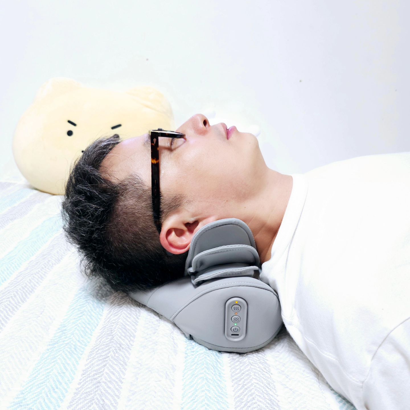 #협찬 sleeplab_official
늘 강의 준비와 강의 내내 서서 판서를 하다보니 
어깨와 목이 피곤한 남편을 위해서 
슬룸 목편한케어플라잉 목마사지기 준비 해 봤어요.

뒷목에 집중한 3가지 마사지
프로그램(힐링모드,지압모드,활력모드)

차원이 다른 38°C ,40°C, 45°C
3단계 온열기능 탑재해서 목 뒤의 
뭉친 근육과 피로를 부드럽게 풀어주고~

6개의 3D 레이어드 에어셀 공기압 기술이 
마치 손으로 주무르는 듯이 뻐근한 목을 감싸주고, 
늘려주어 뻐근하고 불편한 뒷목을 롤링 마사지로 
굳어있던 속근육까지 풀어주니 정말 시원 하다면서 
남편이 넘넘 만족스러워 하네요.

학원 특강으로 방학 시작하자마자
더 바쁜 둘째도 마사지 필요하다면서 눕더니 
넘 시원하다면서 좋아하네요.

직관적인 디스플레이로 남녀노소
누구나 사용하기 간편하고,
880g의 부담 없는 적당한 무게와
한손에 착~ 감기는 미니멀 마사지기로
실내에서 들고 옮기기도 넘 편해서
언제 어디서나 편안하게 마사지를
즐길수 있어요~
.
.
#슬룸목편한케어플라잉 #목마사지안마기 
#목마사지 #목마사지기 #목어깨안마기추천 
#목안마기 #목스트레칭 #목스트레칭기구 #스트레칭마사지기