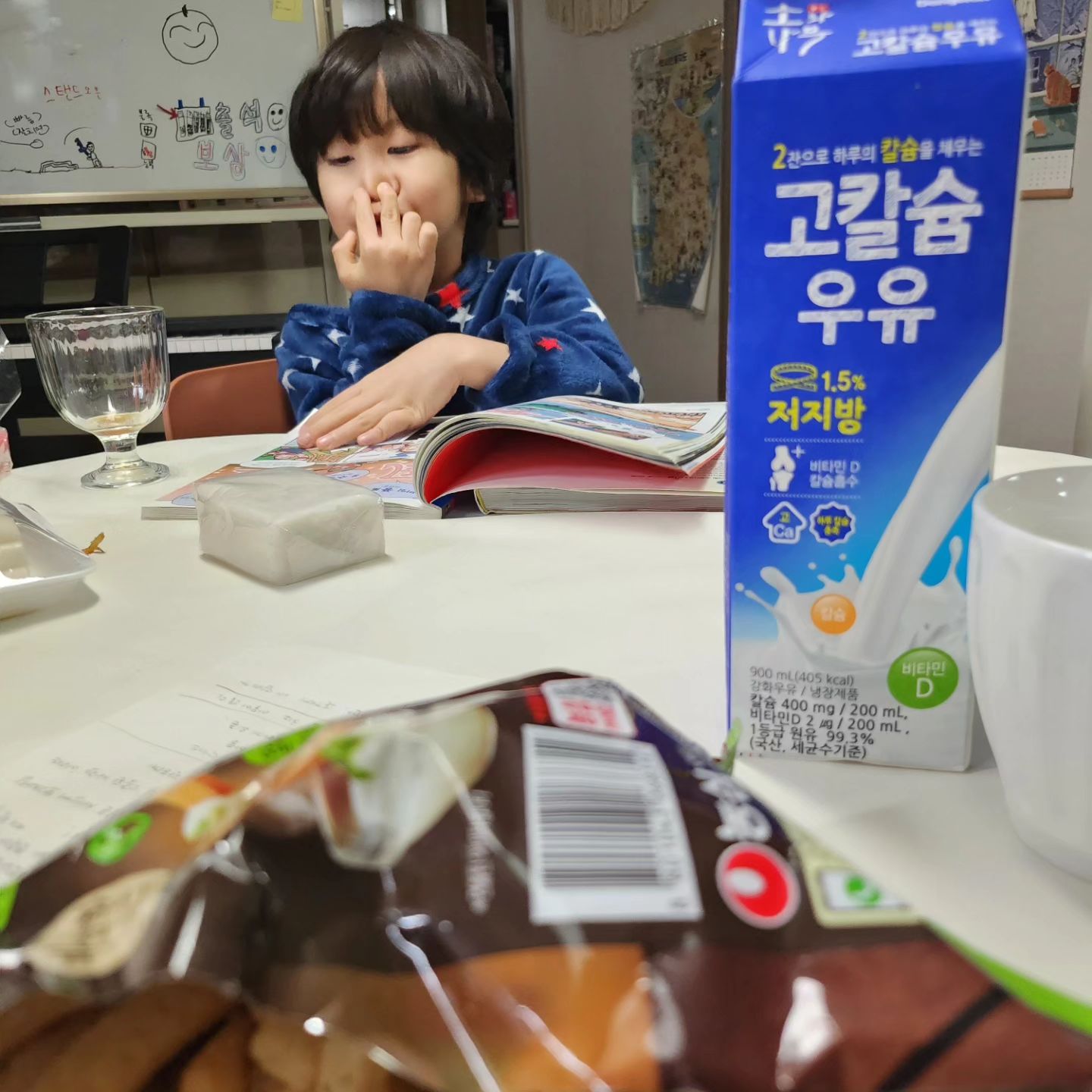#먹태깡청양마요맛🌶️ 
#먹태깡이무슨죄
🧒 : 엄마 냄새가 너무 지독해요. 제발 버려주세요~!
(가까이와서 냄새를 맡더니) 우웩 이건 아니야~~!! 당장 버려요!!!
(콧구멍 막고 난리도 아님)
🤣🤣🤣🤣🤣
#엄마는너때문에웃는다❤️ #그럼딴데서책을읽던지
#자꾸따라오지말아줄래