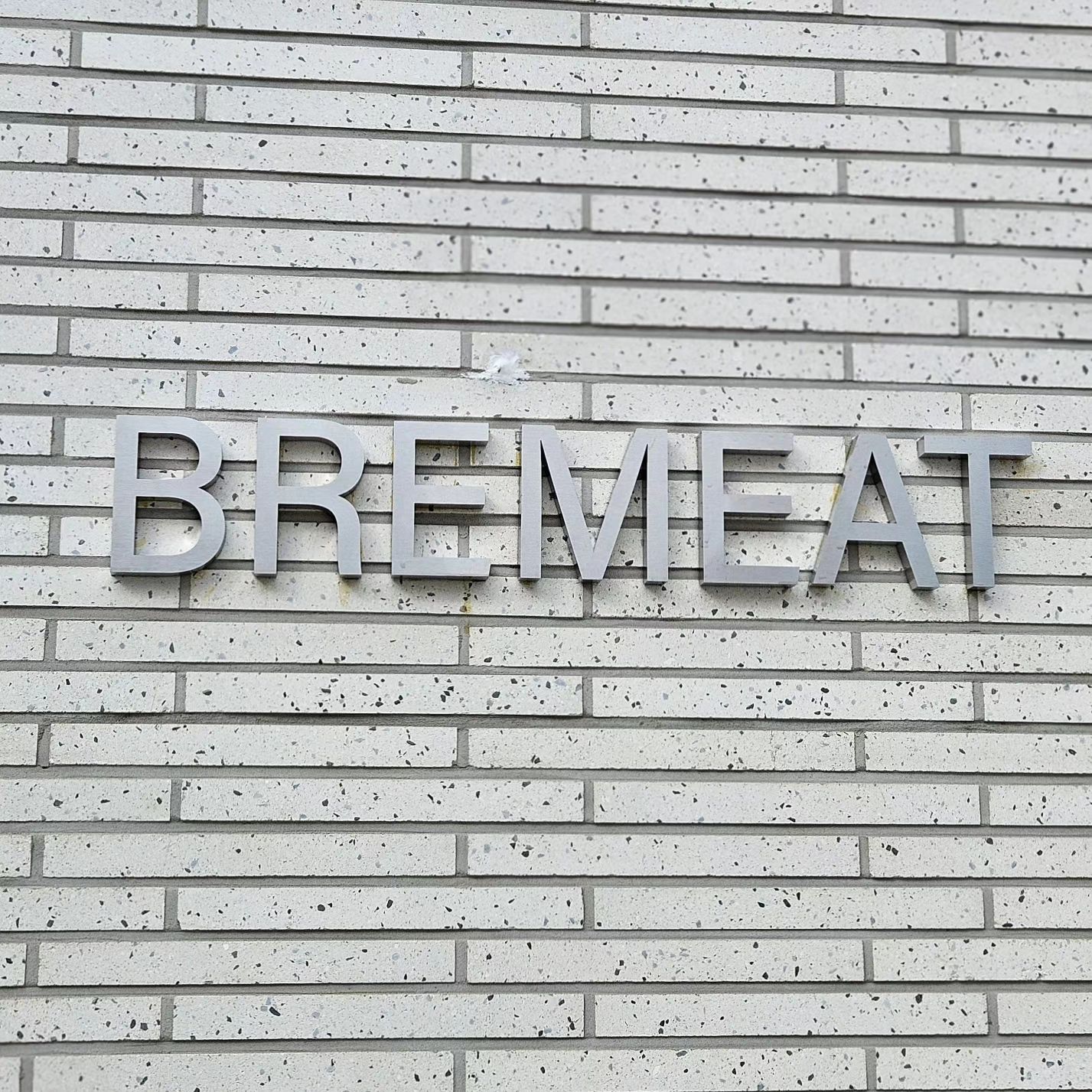 오픈한지 이제 일주일 된 양산 초신상카페❕️
크로와상이 맛집이라는 소식을 듣고 바로 왔지요 ✌🏻
깔끔하고 모던한 인테리어에 1층은 개방감이 좋은 아늑한 분위기,
2층은 시크한 블랙인테리어, 3층은 루프탑인데 안전상의 문제로 노키즈존이였답니다.
야외테라스도 있어서 따뜻한 봄에는 밖에서 즐겨도 좋은 분위기로 간만에 마음에 드는 카페☕️

📍브레밋
경남 양산시 물금읍 황산로 763 
📞 0507-1323-1138
⏰️ 10:30-21:00 (매주 월 휴무)
🅿️ 가게 주차장 완비
🐶 야외 펫프렌들리존
✅️ 유아의자 구비
♿️ 1층 휠체어 이용가능 
✔️ 와인페어링 

☕️플랫화이트, 카페라떼
🥐고메버터크루와상, 앙버터크루와상 
주문했는데 크루와상 고소하고 촉촉하고 쫄깃함이 딱 좋아하는 맛☺️ 
빵이 맛있어서 여기는 잘 될 것 같다는 생각이 많이 들었어요
커피는 개인적으로 조금 진했으면, 양이 조금 더 많았다면 하는 아쉬움이 있었지만, 그래도 무난했어요!
먹고싶었던 치아바타는 다 팔리고 없어 다음에 또 재방문 할 예정🤭

#양산카페 #양산신상카페 #양산범어카페 #양산물금카페 #양산브레밋 #양산카페추천 #양산대형카페 #브레밋 #브레밋양산점 #양산