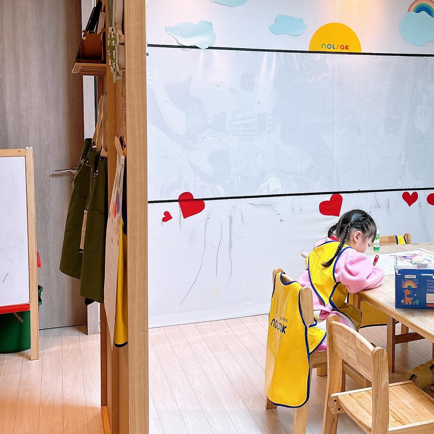 +1460 🎨2주차

어딜가나 적응은 너무 잘하는 서아🫶🏻
아빠,엄마한테 미술 다니고싶다고 말한게 정말이였구나!
첫주는 인사하고 바로 선생님이랑 잘하더니
이번주는 더 여유롭고 재밌게 즐긴게 보이네:)
일찍 들어가서 하는거 뒤에서 보는데 진지하게 잘하네.
색감도 다양하고 스티커도 이쁘게 붙이고 그리고 꾸미고
너무 좋아해서 매주가 기다려진다❤️

#47개월 #하원후일상 #놀작마이아트