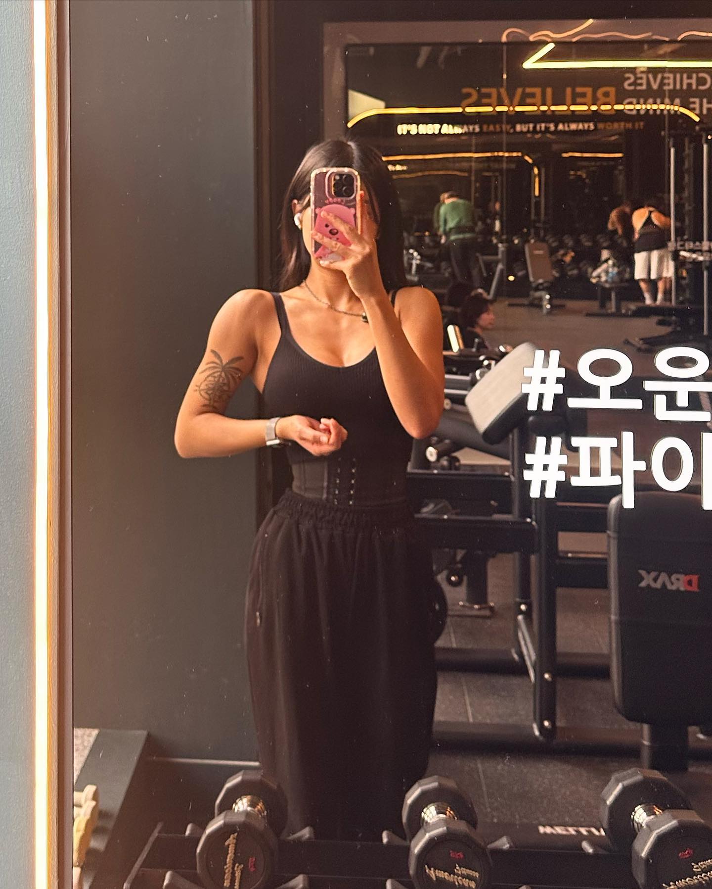 10월은 좀 더 알차고 똑똑하게 보내야겠다는 9월의 다짐은 어느정도 이루어졌고 남은 대회기간동안 멘탈잡고 정진하겠읍니다. 이해의 영역을 벗어난 어떠한 것들을 받아들일 필요는 있지만 이해하려 굳이 애쓰지않아도 된다는 것, 이유를 찾지말고 그냥 하면 된다는 걸 깨닫게 된 10월이었고요, 좌우지간에 11월도 파이팅해보자고요🧚🏻