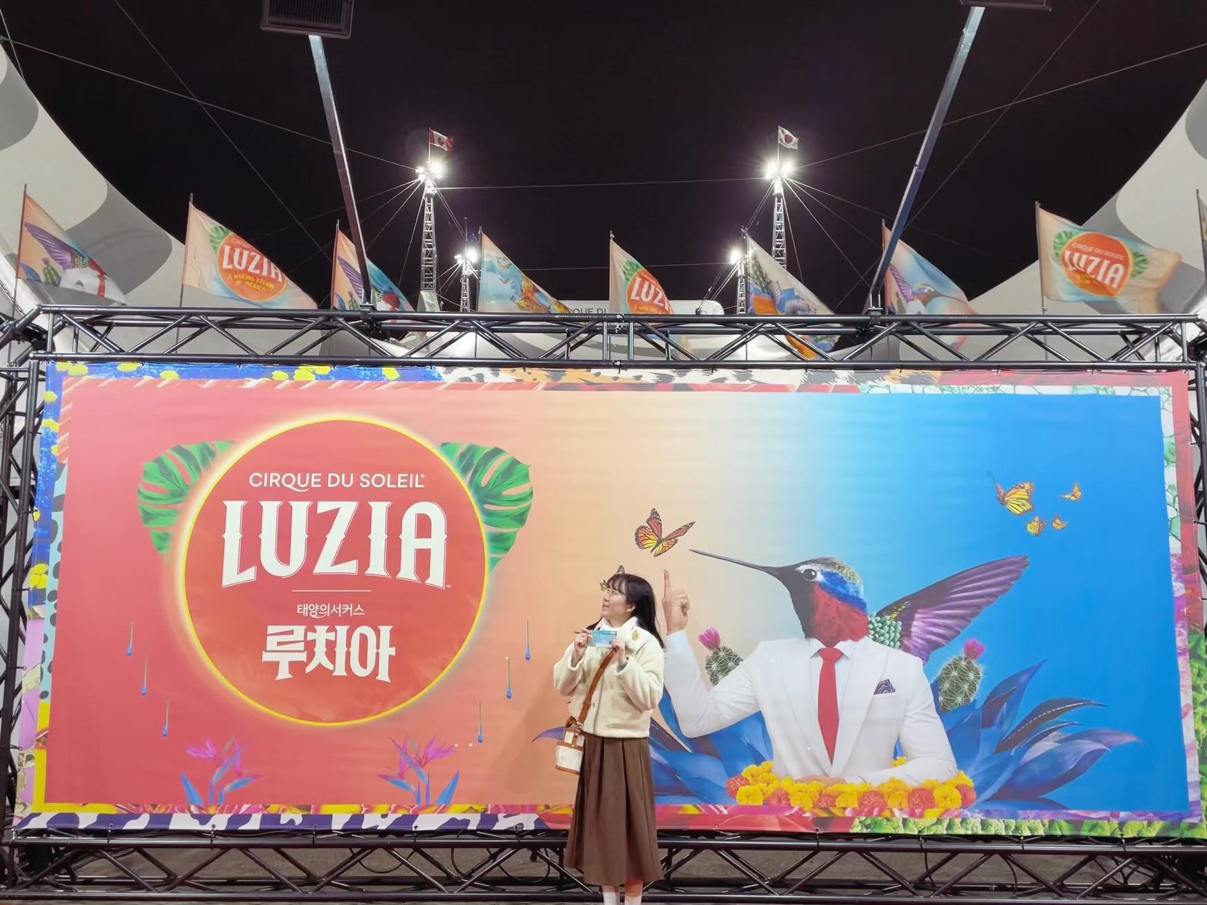 23.11.23 태양의 서커스 루치아 🎪

바레카이 ➡️ 뉴 알레그리아 ➡️ 루치아 순으로
하나하나 관극하고 있는 태양의 서커스 !!

이번에도 아빠한테 같이 가자고 꼬셔서 둘이 보러 다녀왔다😆

멕시코 배경이라 자꾸 프리다 칼로가 생각났고,
무대 색감이 정말 예뻤다.
노란색 주황색의 색감들이 너무나도 아름다웠다.
무엇보다 노래가 정말 좋다.

이번 루치아는 서커스의 기술들보다는,
무대와 노래 등 예술성이 더 돋보였다.

중간에 물 웅덩이에서 남자 출연진과 사자와의 무대도 파란계열의 조명과 음악 , 그리고 조명에 비춰진 튀기는 물방울들의 모습이 어우러져 정말 영롱하고 아름다웠다 🥺🥺

예술성 하나는 , 정말 최고였던 이번 루치아 🧡
무대 장면전환 중 관객들과 함께하는 타임들도 너무 좋았던!!!!
다음에는 어떤 작품의 태양의 서커스가 우리나라에 찾아올지 기대된다 🧡

#태양의서커스 #루치아 #태양의서커스루치아
#luzia #cirquedusoleil
#잠실 #잠실종합운동장 #빅탑 
#공연 #서커스