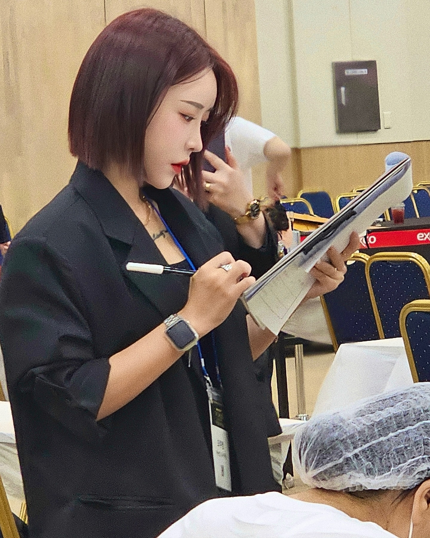 바쁜일상 속 근황👩🏻‍💼
얼마전 엑스코에서 진행된 제12회 월드K뷰티페스티벌!
이사님 전화받고 바로 달려가 참가하게 된 속눈썹 n번째 심사.
이번에 몽골 선수 및 심사위원분들과 함께했어요!

6회 때 선수로서 참가한 첫 미용대회였는데
출전 전종목 상 다 받았죠🤭
그렇게 대상까지 받아 심사위원도 시작해본 대회라 더욱 뜻깊은!

선수로서의 마음을 누구보다 잘 알기에
심사할 때마다 더욱 신경써서 심사에 임했어요!
⠀
대회-시상-위촉으로
오전 8시부터 밤 9시까지 진행된 이번대회!
조직위원분들과 선수분들 모두 고생많으셨습니다💓
⠀
⠀
⠀
⠀
⠀
⠀
⠀
⠀
⠀
⠀
⠀
⠀
⠀
⠀
#오하뷰티 #미용대회 #월드k뷰티페스티벌 #심사위원  #대구 #뷰티페스티벌 #뷰티모델 #패션 #패션코디 #오오티디 #좋반 #좋아요 #일상 #소통 #데일리룩 #맞팔 #선팔 #selfie #beautymodel  #cosmetics #ootd #fashion #daily #beauty
