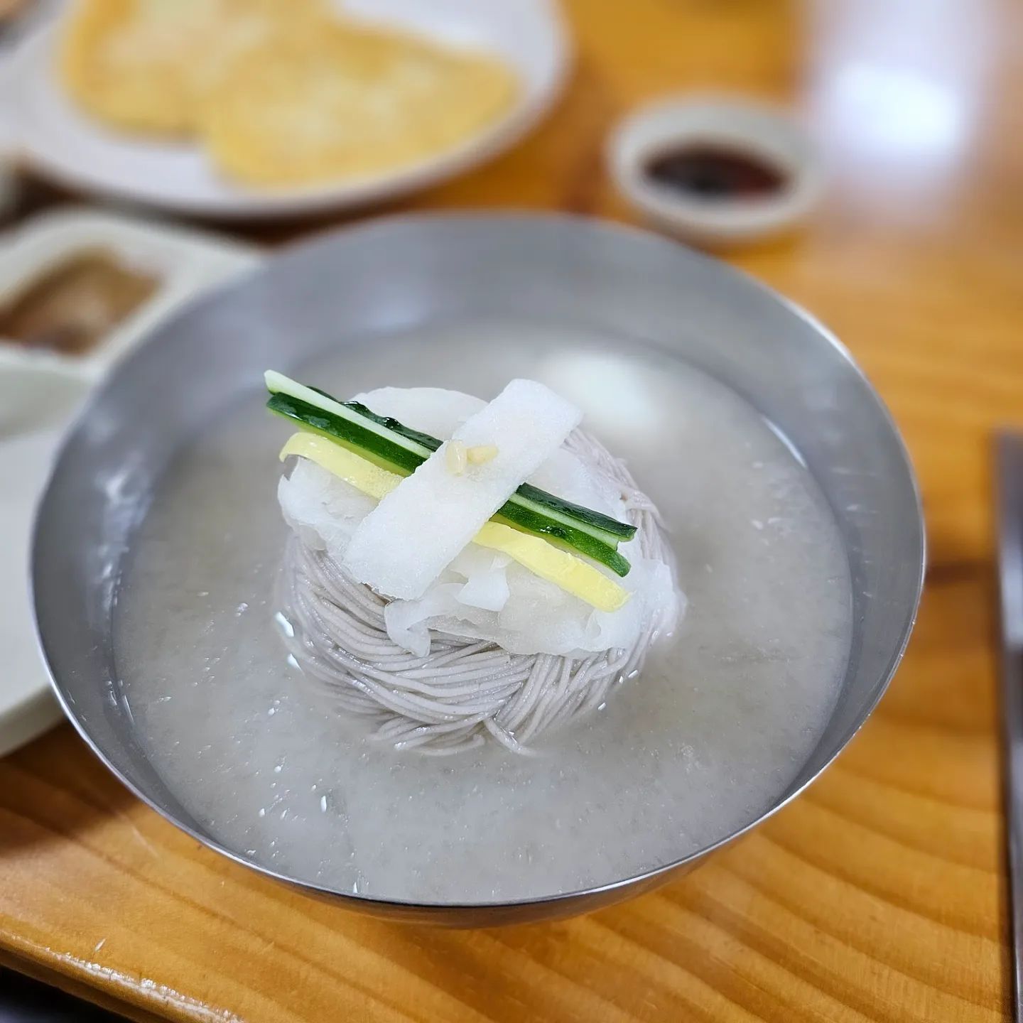 제대로 만든 #홍천막국수 #홍천막국수맛집 소개해요
#장원막국수
100% 순메밀을 직접 제분하여 만든 막국수 전문점이에요
육수는 한우사골과 
국산 야채로 맛을 낸 시원한 육수 맛이 와따 👍 

블루리본서베이 11년째 믿고 가는 곳
수요미식회, 생방송오늘저녁, 생생정보통에도 
소개가 되었던 곳

고소한 막국수에 촉촉 쫄깃한 보쌈 올려 먹으면 
더 꿀맛♡

 

강원도 홍천 여행갈때 
스키시즌이라
비발디파크갈 때 강추
스키장에서  20분거리에요
참고로 지금
녹두빈대떡 무료쿠폰증정이벤트 중인데요
다음 방문시 3만원 이상 주문 시 녹두전 한접시 무료서비스된다고 해요

#홍천비발디파크맛집
#강원도홍천맛집
#홍천메밀국수
#강원도막국수맛집
#강원도홍천막국수맛집
#홍천장원막국수
#장원막국수
#장원막국수본점