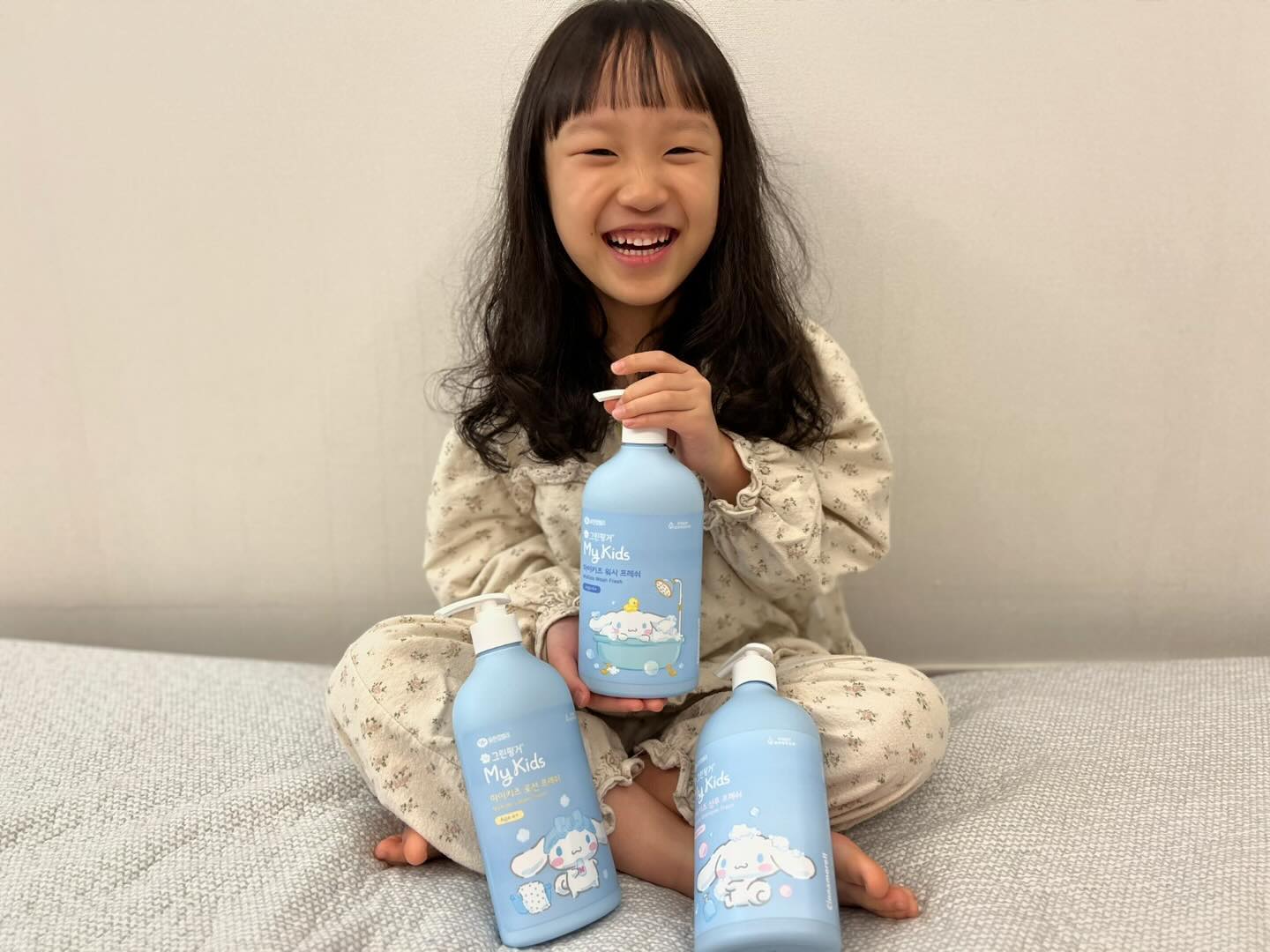 #광고
.
그린핑거 마이키즈가 산리오 캐릭터들과 콜라보를 했어요😍

산뜻한 발림성과 싱그러운 향!
아이의 즐거운 목욕과 보습습관을 책임져줄 마이키즈 & 쿠로미, 시나모롤 콜라보 입니다💕
한정판이라고 하니 더욱 탐나던것!!

저는 샤샤가 좋아하는 시나모롤 워시,로션,샴푸 세트로 골랐습니다!

👉🏻그린핑거 마이키즈 프레쉬 산리오 샴푸/워시/로션 시나모롤 에디션

✔️시나모롤이 그려져 있으니 아이와의 목욕은 물론 보습 전쟁까지 해결이 되네요

✔️초록숲의 싱그러운 허브 향을 담은 ‘프레쉬 그린향’이라서 아이가 넘넘 향기 좋다고 계속 로션을 바르더라구요

✔️불필요한 성분 최소화 & 식물 유래 성분
✔️찐득거리지 않고 더욱 산뜻한 발림성
 
✔️유아 제품 1위 브랜드 그린핑거의 제품임이기에 신뢰성 up!

✔️쿠로미 에디션과 시나모롤 에디션은 내용물은 동일하며 제품 디자인과 용량만 차이가 있어요

✔️그린핑거 약속네컷 이벤트도 있으니 참고하세요!

#그린핑거마이키즈프레쉬 #산리오캐릭터즈한정판에디션
#그린핑거 #마이키즈 #쿠로미 #시나모롤 #키즈샴푸 #키즈로션 #키즈바디워시 #산리오굿즈 #산리오 #그린핑거산리오 #좋아요 #키즈모델 #아이모델 #맘스타그램 #육아 #육아소통