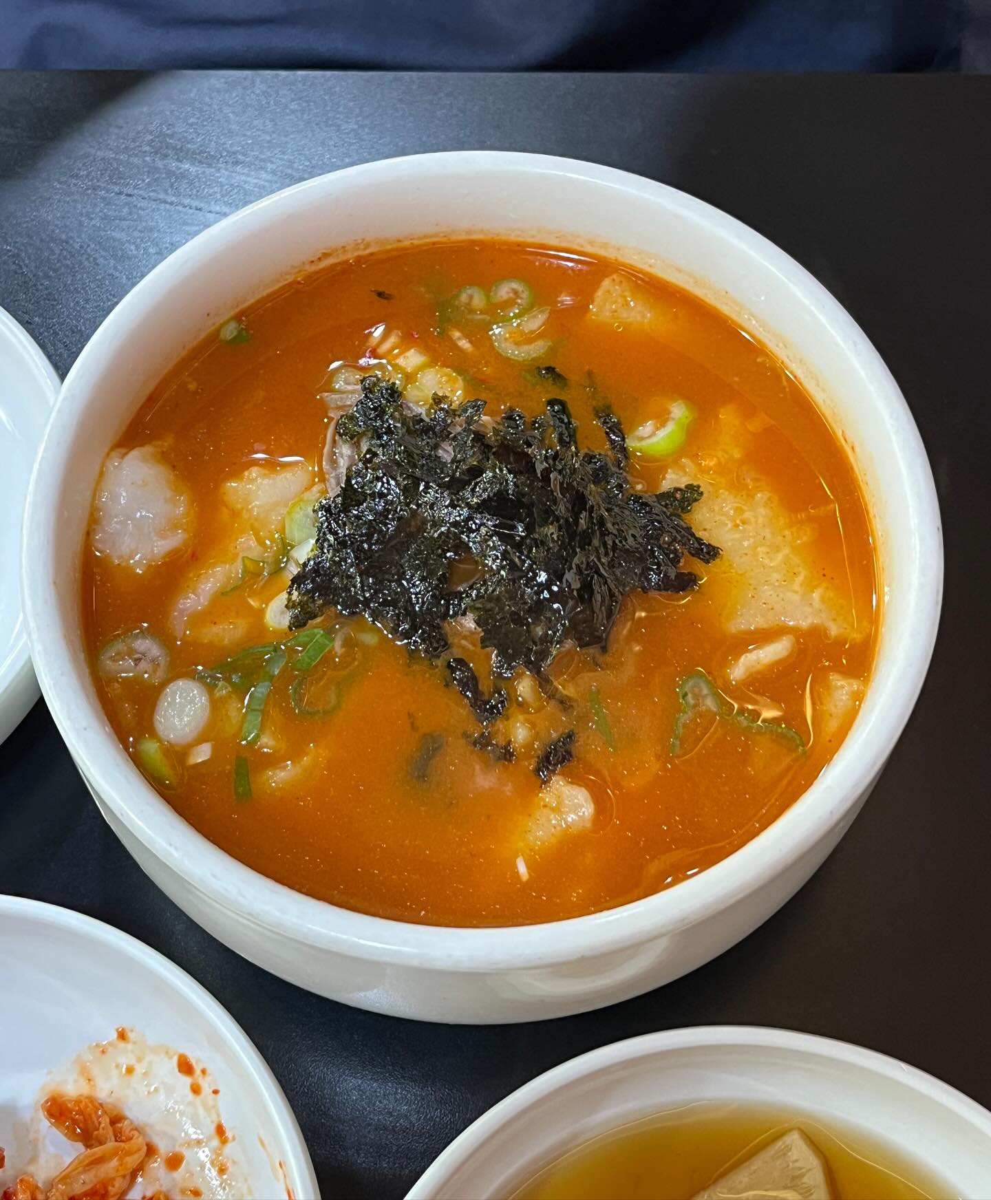 운 좋게 마지막 고기만두 겟

📍#밀양손만두 #안국
🍽️ #얼큰칼제비 #사골만두국 

주변 가게들 브레이크 타임이 겹쳐서인지 웨이팅이 엄청났던,,,
3시 16분 모든 만두 솔드아웃,,,