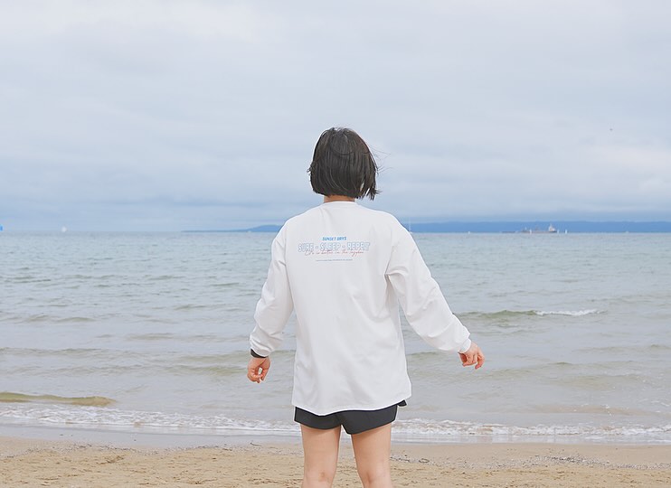 #협찬
한달에 한 번은 🛟물놀이를 즐기고 있는데요.
🌊바닷가, 🤿워터파크, 🏊🏻‍♀️수영장 등 다양한 장소에 가게 되잖아요?
그럴 때 모두 완벽한 즐거움을 느낄 수 있는 체형을 커버해주면서도 자연스러운 핏을 가진 레이지비 드라이쿨링 오버핏 롱 슬리브 래쉬가드를 준비했어요😍

🔖레이지비 드라이쿨링 오버핏 롱 슬리브 래쉬가드는 편안한 착용감과 부담없는 디자인으로 언제든 어디서든 잘 어울려서 좋더라고요~

🔖UPF+50 자외선 차단을 해주니 야외에서 안심되고
빠른 건조의 퀵드라이로 매일매일 물놀이 해도 좋아요! ㅎㅎ

🔖항균효과도 있으니 래쉬가드 고를 땐 레이지비 잊지마세요!!

lazybee.official
#레이지비 #LAZYBEE #래쉬가드 #래시가드 #레시가드 #레쉬가드 #래쉬가드추천 #래쉬가드브랜드 #집업래쉬가드 #여성래쉬가드 #남자래쉬가드 #여자래쉬가드 #반팔래쉬가드 #티셔츠래쉬가드 #크롭래쉬가드 #루즈핏래쉬가드 #오버핏래쉬가드 #체형커버래쉬가드 #래쉬가드티셔츠 #해외여행래쉬가드 #호캉스래쉬가드 #동남아래쉬가드 #세부래쉬가드 #나트랑래쉬가드 #가족래쉬가드 #호캉스래쉬가드 #오션월드래쉬가드 #워터밤래쉬가드 #빅사이즈래쉬가드