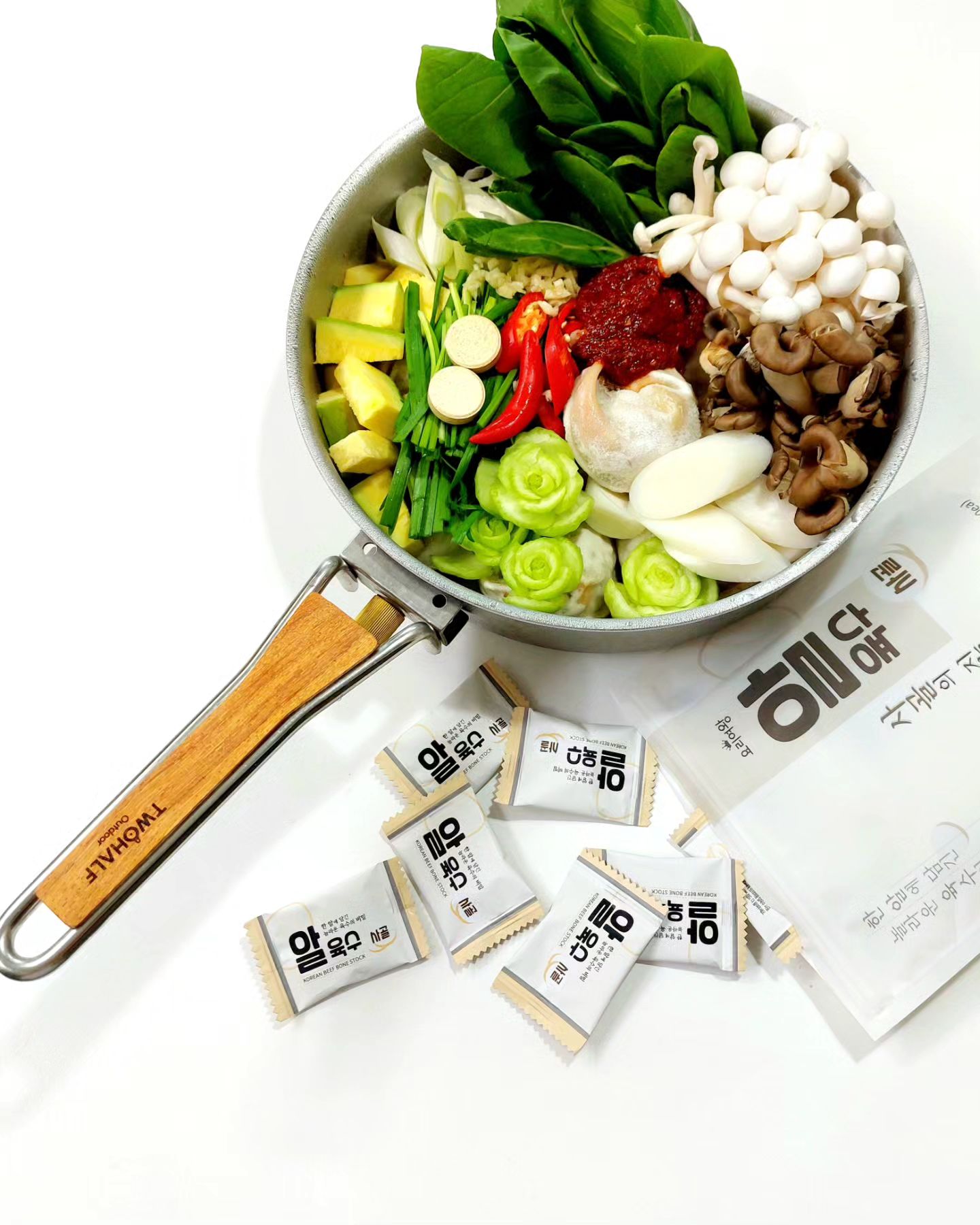 #제품제공 #요리여왕 #알육수 #분말조미료 #된장찌개 #만두전골 #간편하게 #오늘의집밥

어제 오늘 장보고 음식 만드느라 정신이 없네요~~
답방은 늦어도 꼭 갈게요~~ㅎㅎ 

정신 없어도 먹을 건 먹어야쥬~~ ㅎㅎ 
어제 점심에 만두전골과 저녁에 된장찌개 끓여서 삼교비 먹었어요~

요리여왕 알육수 내돈내산으로 먹고 있었는데 보내 주셔서 얼마나 좋은지요~~

알육수만 있다면 내가 요리여왕~ 
이제 요리 두렵지 않아요~~

🤎 요리여왕 해물분말. 알육수

✔️ 해물가루 국내산 해물함량 
  62.3%함유

✔️ NO MSG

✔️ 합성향료 무첨가, 보존료 무첨가, L-글루탐산나트륨 무첨가

✔️ 100% 국내산 야채 사용

✔️ HACCP 인증 시설에서 생산

깊고 진한 맛이 필요한 국이나 찌개 감칠 맛이 필요한 조림이나 무침에 활용하기 좋아요.
캠핑갈 때도 너무 간편하고 좋겠어요~

모도돌 가족들과 행복한 추석명절 보내세요🩷🩷🩷

➡️➡️➡️ yoriqueen.official

#일상그램 #푸드그램 #먹스타그램 #쿡스타그램 #좋아요 #존맛탱 #주부그램 #온더테이블 #좋반 #집밥 #맛있다그램 #추석명절 #명절연휴