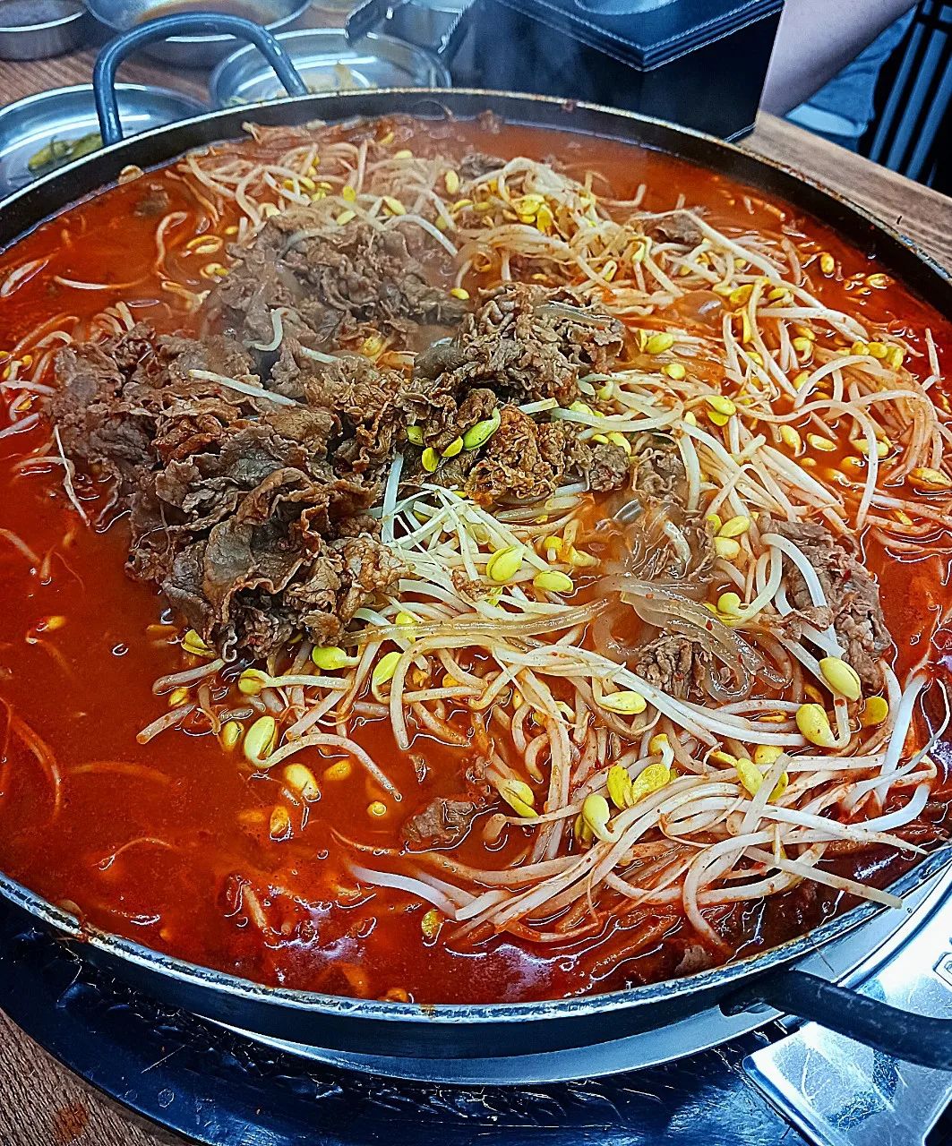 #가산물갈비백년불고기 
.
가산디지털역근처에 있구요😍
산더미처럼쌓아올린 물갈비
A,B,C,D세트 있음♥️
4명이 먹기엔 푸짐한양😍
소불고기,콩나물,잡채가득
국물이 칼칼해서  술안주로도 딱
익을동안에는 샐러드,바삭바삭하게 튀겨져 나온 오징어튀김은 큼직큼직해서 먹음직스러움
계란찜은 서비스로 나와서
매콤한국물에 같이 곁들여 먹기도 좋더라구요🥰
맵기조절도 되는데 일반맛으로 먹었는데 은근매웠어요
TV맛집으로도 소개된 곳이라
이른 저녁에 가도 손님들은 많았는데 연말이라 더 많은거 같더라구요.
규모도 커서 회식이나 모임 하기에 딱이에요😋
.
.
.
#가산디지털단지역맛집#가산디지털단지#맛잘알#맛집추천