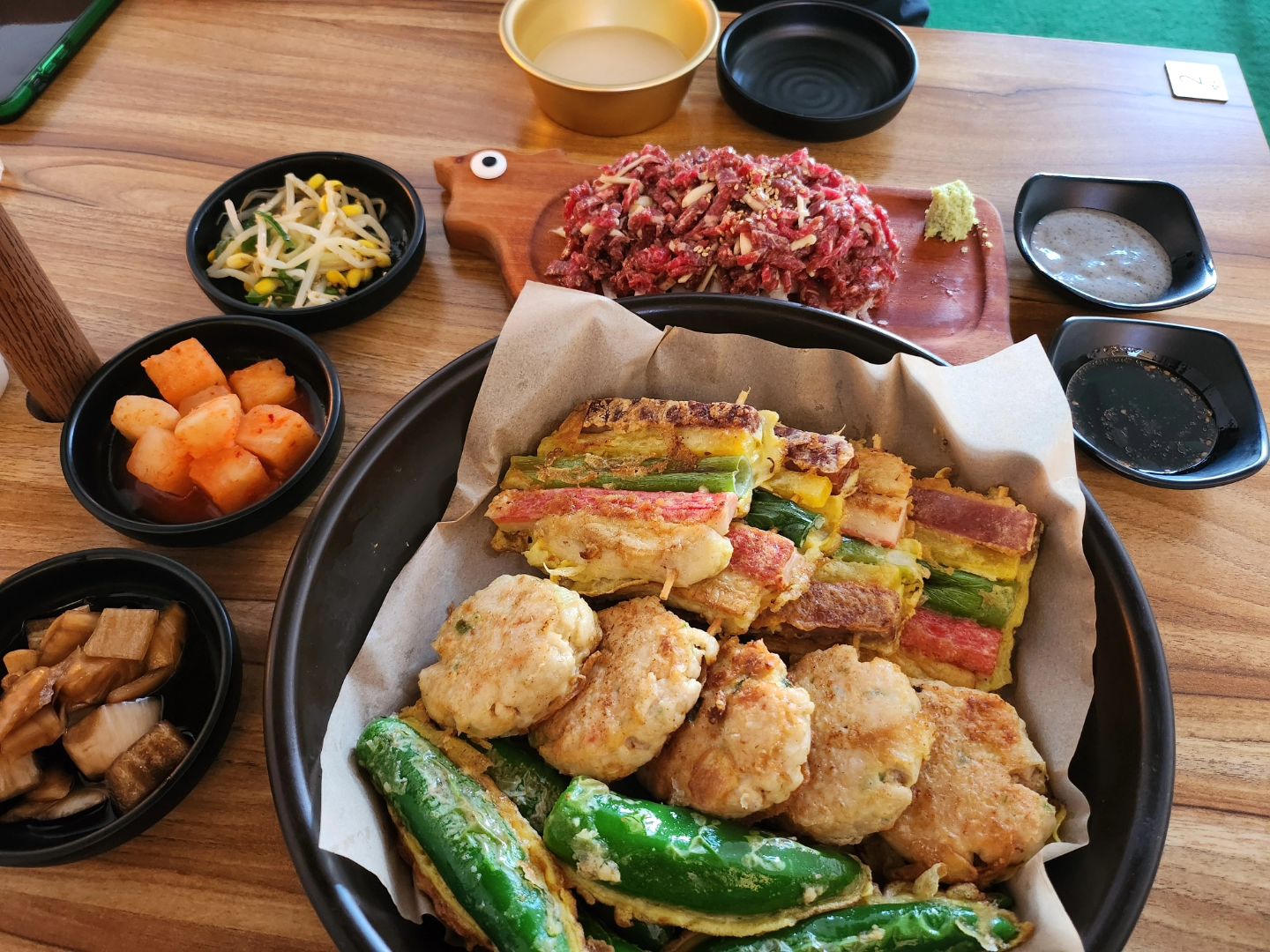 날이 더워지니까 
역시 첫잔은 맥주나 막걸리가 좋네😉

#모듬전 #육회
#구름을벗삼아 
#먹걸리 #파주술집