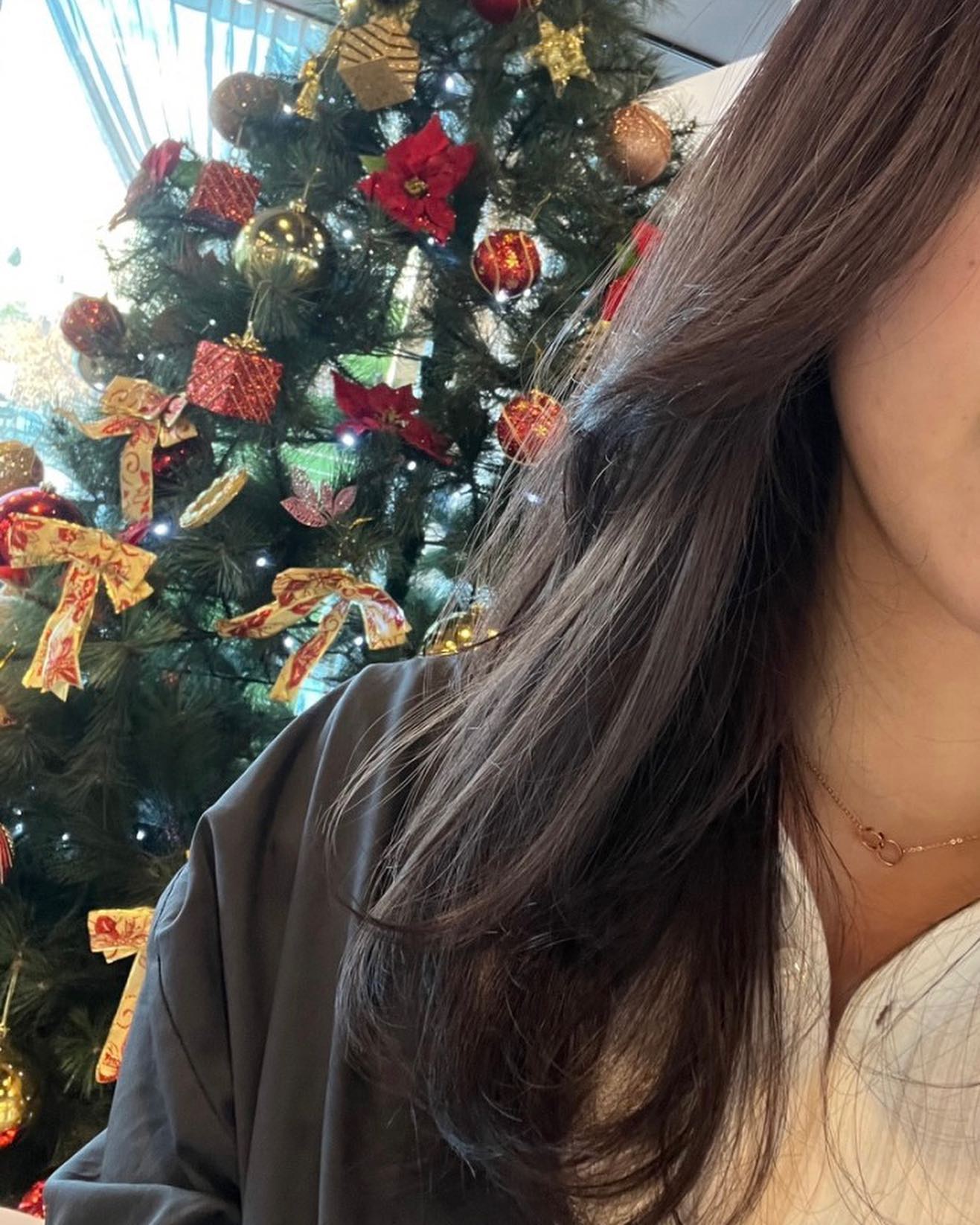 💇🏻‍♀️ 아우라제이미용실 세교갤러리점
🕐 10:00 - 20:00 (안나 부원장님 일 off)

겨울맞이 톤다운을 하고 싶어 방문한 아우라제이미용실 세교갤러리점.
톤다운은 하고 싶은데, 머리색이 너무 어두워지면 촌스러워지는 스타일이라 ㅎ 고민을 말씀드렸더니, 세련된 퍼플끼가 섞인 어두운 브라운에 허쉬컷으로 최종 결정 ! 척하면 척 해결책을 제시해주셔서 넘 든든했던 안나 부원장님.

뿌리가 많이 자라고 색이 많이 빠져서 뿌리랑 염색모의 색 차이가 컸는데도 색상을 잘 맞춰주셔서 너무 만족스러웠당. 커트 전, 톤다운 만으로도 분위기가 확 달라진 모습에 기분이 넘 좋았당. 오묘한 컬러라 더욱 고급스러운 ..

🏷 라벤더애쉬브라운 + 허쉬컷

커트까지 끝나니 최근에 한 머리 중에 가장 맘에 쏙 들었다. 레이어드를 많이 내서 전체적으로 가벼운 딱 요즘 스타일 ^^ 오묘한 보랏빛 라벤더 브라운 색 .. 너무 옙흐잖아요 .. 톤다운 안어울려 인간도 잘 어울리는 세련된 컬러와 멋진 허쉬컷 !

📍 오산시 금암로11번길 7
☎ 0507-1434-1171
📌 예약/주차 가능

#톤다운 #염색추천 #허쉬컷 #애쉬브라운 #레이어드컷 #오산미용실