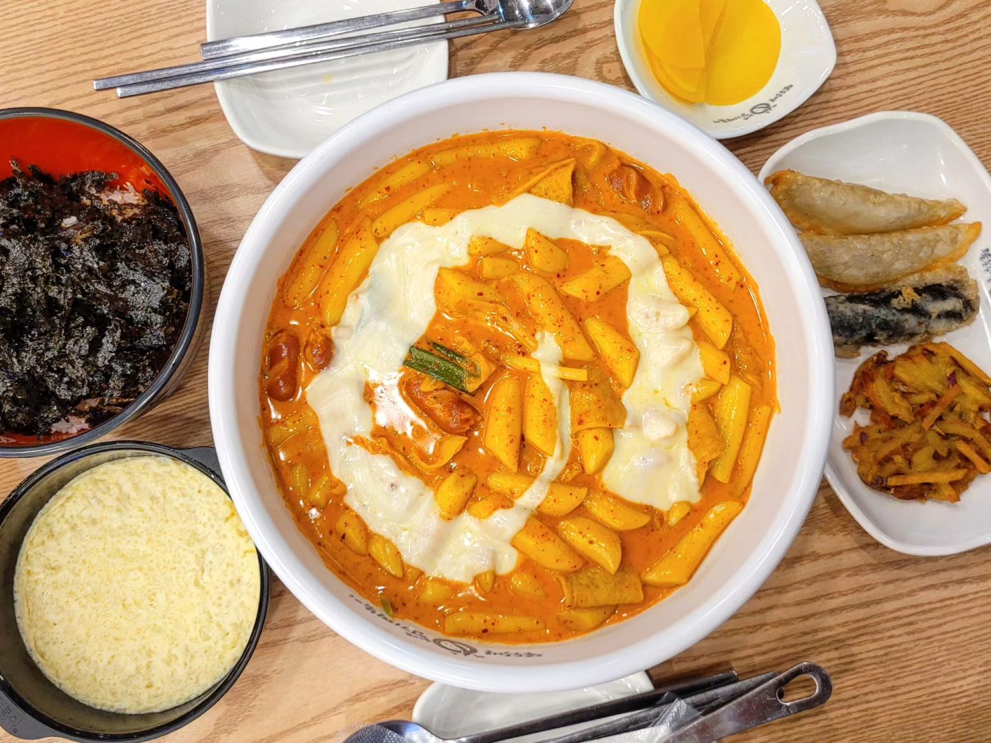 *
⠀
맵찔이 모녀 엽떡 매장 첫 도오전!!!👊
⠀
비록 기본떡볶이 아닌 로제였지만,
비록 매운맛 아닌 착한맛이었지만,
계란찜&쿨피스 출동이었지만,
둘이서 시킨 세트메뉴가 2인이 아닌 4인이었지만,
첫도전 성공적임에 흐뭇한 모녀👩‍👧💕
⠀
⠀
#엽떡 #엽기떡볶이 #엽기로제떡볶이 #맵찔이의도전 #엽떡두렵지않아🔥