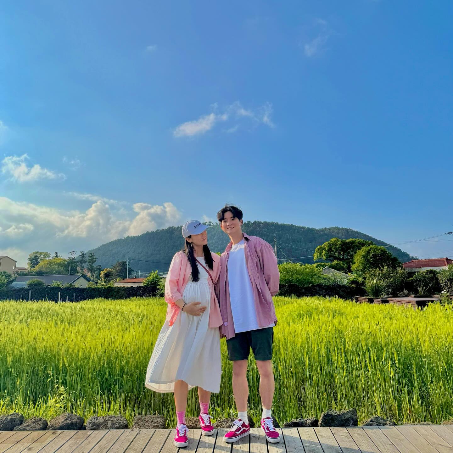 💚

뚱뚱한 포포🐶 가 배를 못타서 가파도에 못가서 아쉬웠는데 오빠가 여기 청보리 있다며 포토존 잘 찾았지하며 웃는데 너무 귀여웠던 ..♥ 

항상 나보다 진심으로 사진을 담으려 하고 같이 입어야 예쁘다고 
항상 맞춰지는 시밀러 룩도 너무 행복이다 ꒰ ⸝⸝ɞ̴̶̷ ·̮ ɞ̴̶̷⸝⸝꒱💗

오늘도 덕분에 행복해 🤍

#제주일상 #제주부부