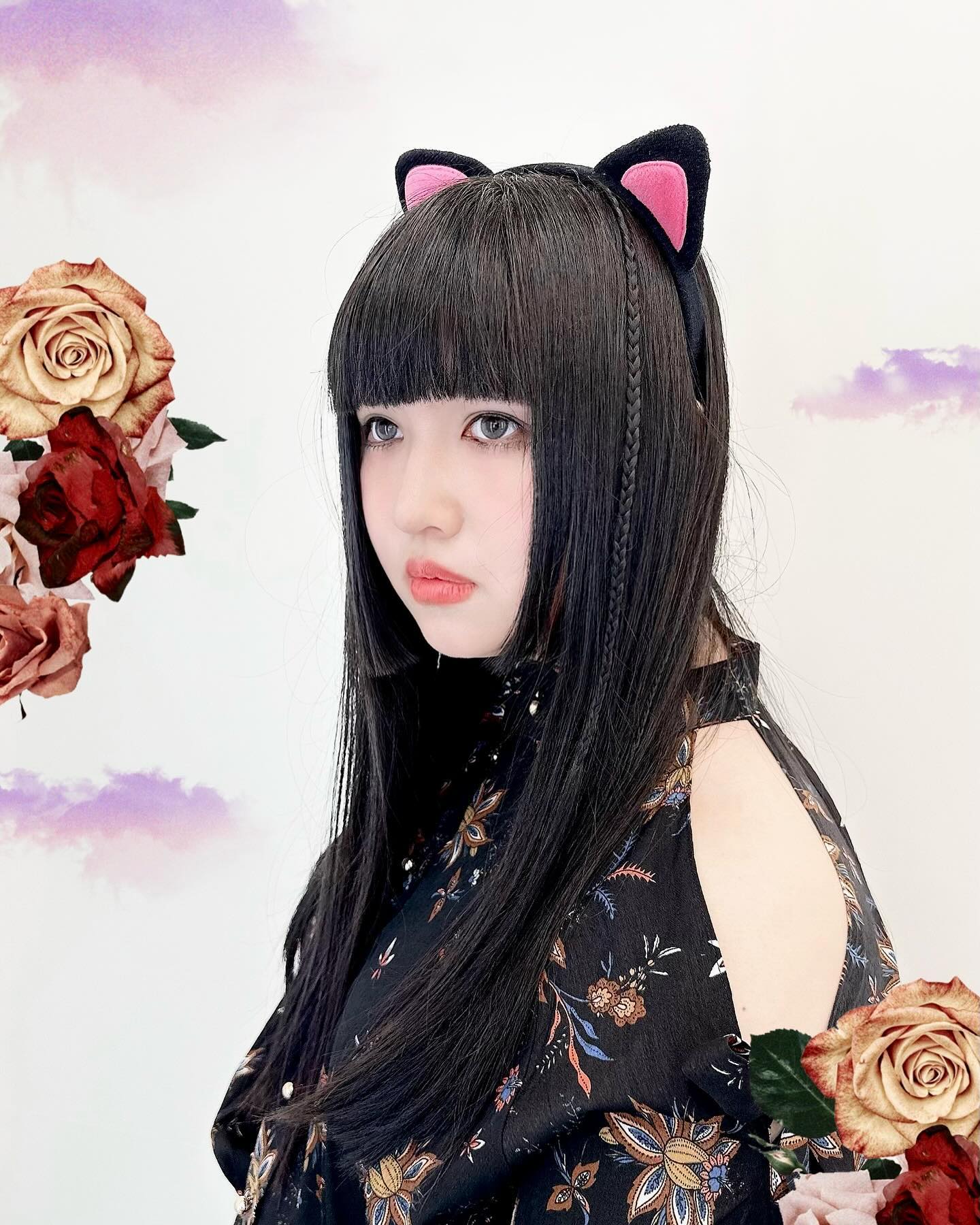 평소랑 다른 메이크업과 헤어스타일🤭
이렇게 보니까 살짝 고양이상..?

새로운 느낌 해보고싶었는데 생각한대로 해주시고
예민보스 피부인데 진짜 붉어지거나 가렵지도 않고
지금까지 받은 메이크업 중 베스트 3 안에 들어가는 곳💘

심지어 가격도 세상 제일 착한데 이렇게 잘해주시고🦄
진짜 촬영 있는 분들 완전 추천 합니다👍

진짜 이 날 촬영못한게 진짜 너무 아쉽고 슬프고
어찌저찌 인생네컷 찍으면서 사진 남겼는데
실물 다 안담겨서 더 슬퍼요 엉엉...

💄 xwseolwx 
👒 nevesxnana 
🏠 okio_beaute