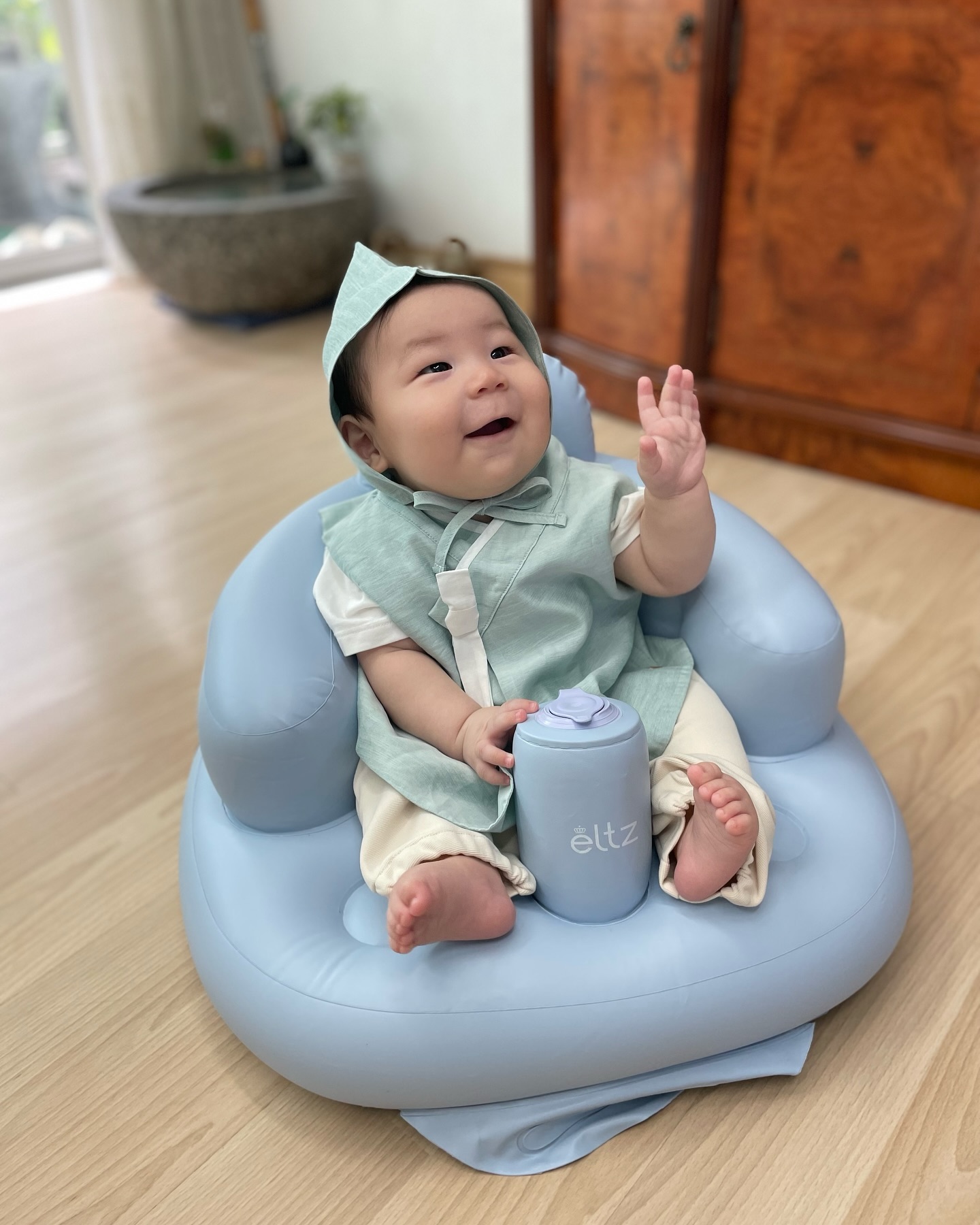 태어나서 처음 맞이하는 루비의 첫 "추석"💚
생애 첫 "한복" 입고 배시시(*´∀｀*) 미소발사☺️
그리고 스스로 하는 안녕👋🏻 인사까지,,
⠀
⠀
내년 설날에는 스스로 설 수 있겠지??
⠀
#육아일기 #육아기록 
#너의처음 #첫추석 #첫추석맞이 #첫한복 #아기한복 
#용띠맘 #청룡띠맘 #청룡띠아기 #청룡띠아들