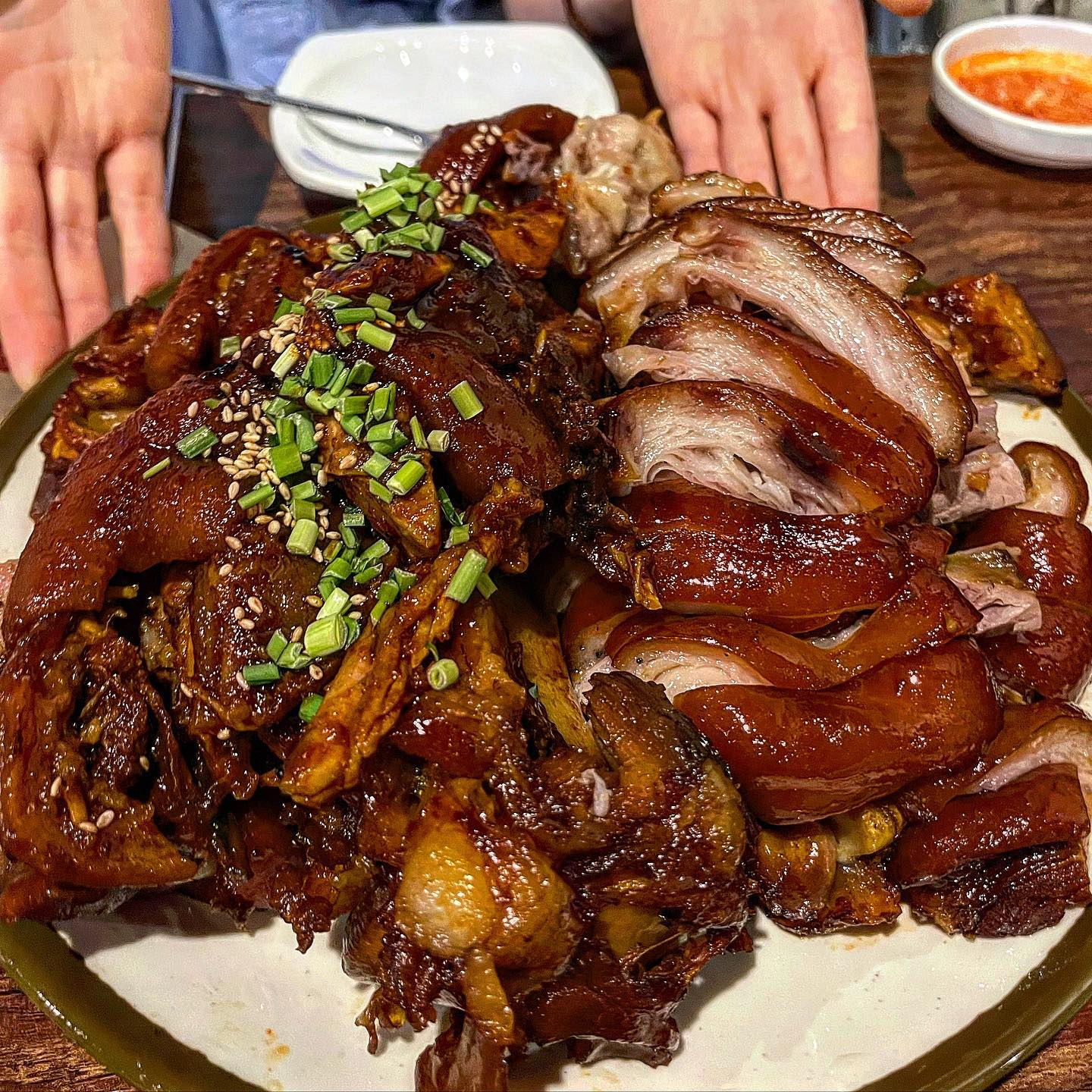 🚩강남 족발은 여기 #뽕족 

한 눈에 보기에도 넘 야들야들 윤기나는 족발,,,
진짜 부드럽고 쫄깃하고 혼자 다 하는 자식이에요

오리지날 족발 양념 짭쪼롬 달달하게 잘 들어가있고, 일단 잡내같은게 1도 없어요🫶
양념은 맵찔이 입에 살-짝 매콤하게 느껴졌는데,
양념 한 입, 기본 두 입 먹으면 딱 좋드라구요? ⺣͈̫

계란찜도 맛있고, 김치도 맛있어요
강남 족발은 무조건 여기‼️

🏷️뽕족(📍강남역 1번출구)
🏷️모둠족발(대, 47,000원)
🏷️월-토 17:00-22:00 (일요일 휴무)

🔎#지니_강남 

#강남역맛집 #강남맛집 #강남맛집 #강남역 #족발 #족발맛집 #족발스타그램 #족발추천