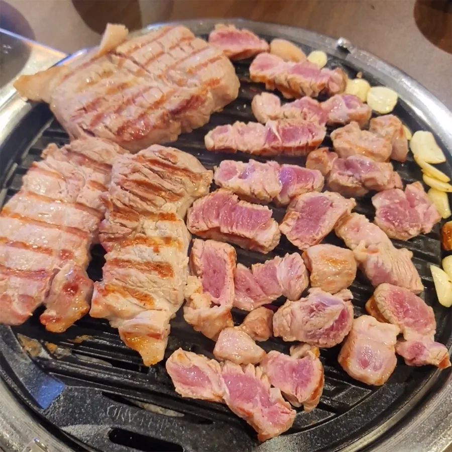 #협찬 #차린
#차린전주혁신점

혁신도시 기지제 뷰 진짜 좋잖아요~
그 멋진 뷰가 한눈에 보이는 차린 전주 혁신점~!
인테리어도 너무 예쁘게 잘 해놨더라고요.

상차림비 3000원이 있는 정육식당인데
에피타이저부터 스프, 샐러드, 묵사발, 된장찌개에
육회, 고기초밥까지 진짜 푸짐하더라고요.

투뿔고기들 가격도 넘넘 좋고~ 
고기들도 어찌나 좋고 맛있던지~!!

룸도 있고 매장도 넓어 단체모임하기 너무 좋겠더라고요.
저도 이제 여기서 모임하려고요~^^

#전주고기집 #전주소고기 #전주단체회식 #전주모임장소 #전주회식장소